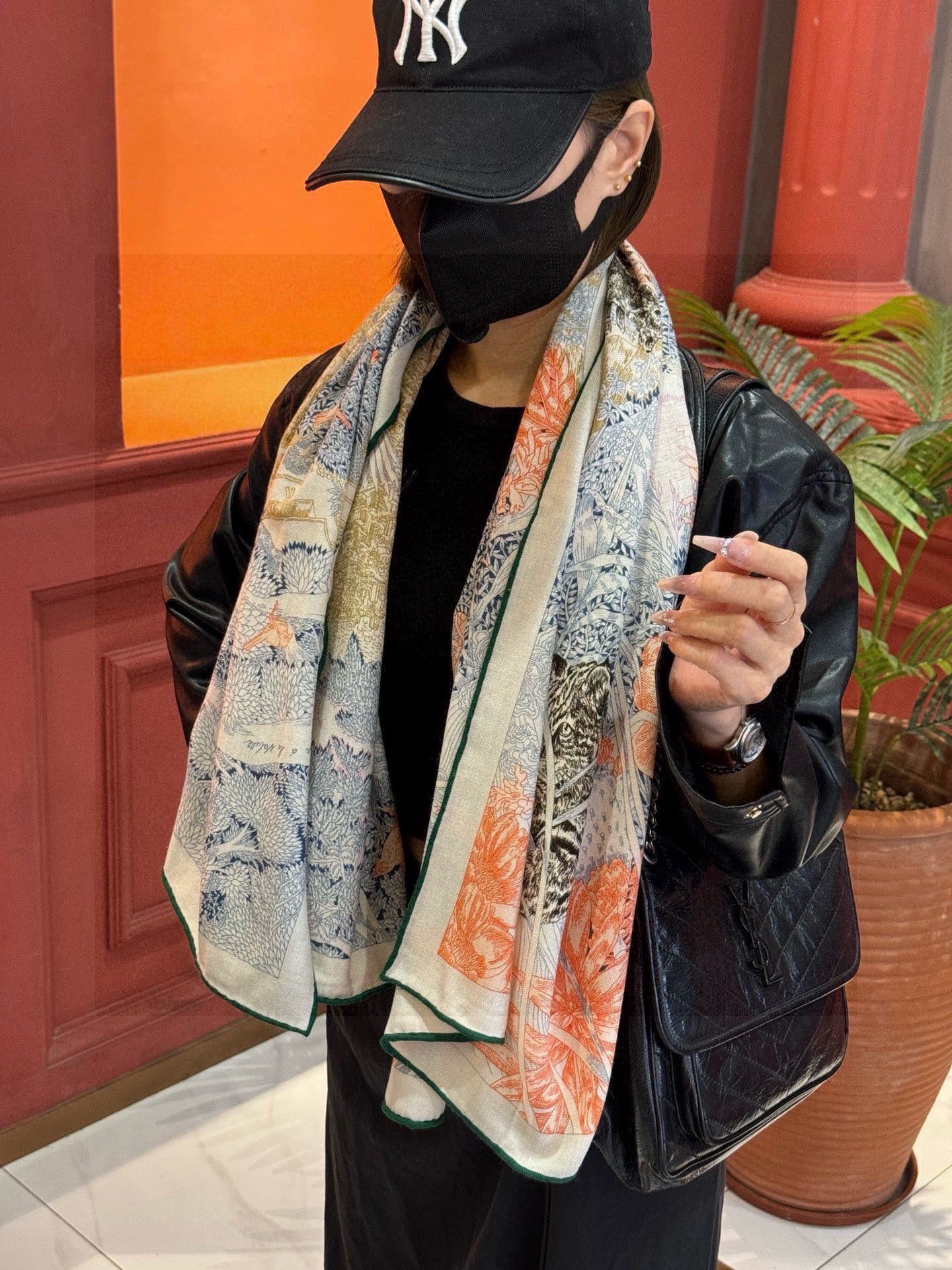 爱马仕～秋冬搭配利器❗️顶级双面同色 版真丝羊绒披肩！！1条等于2条】点睛精彩，图案和配色都超级喜欢，又