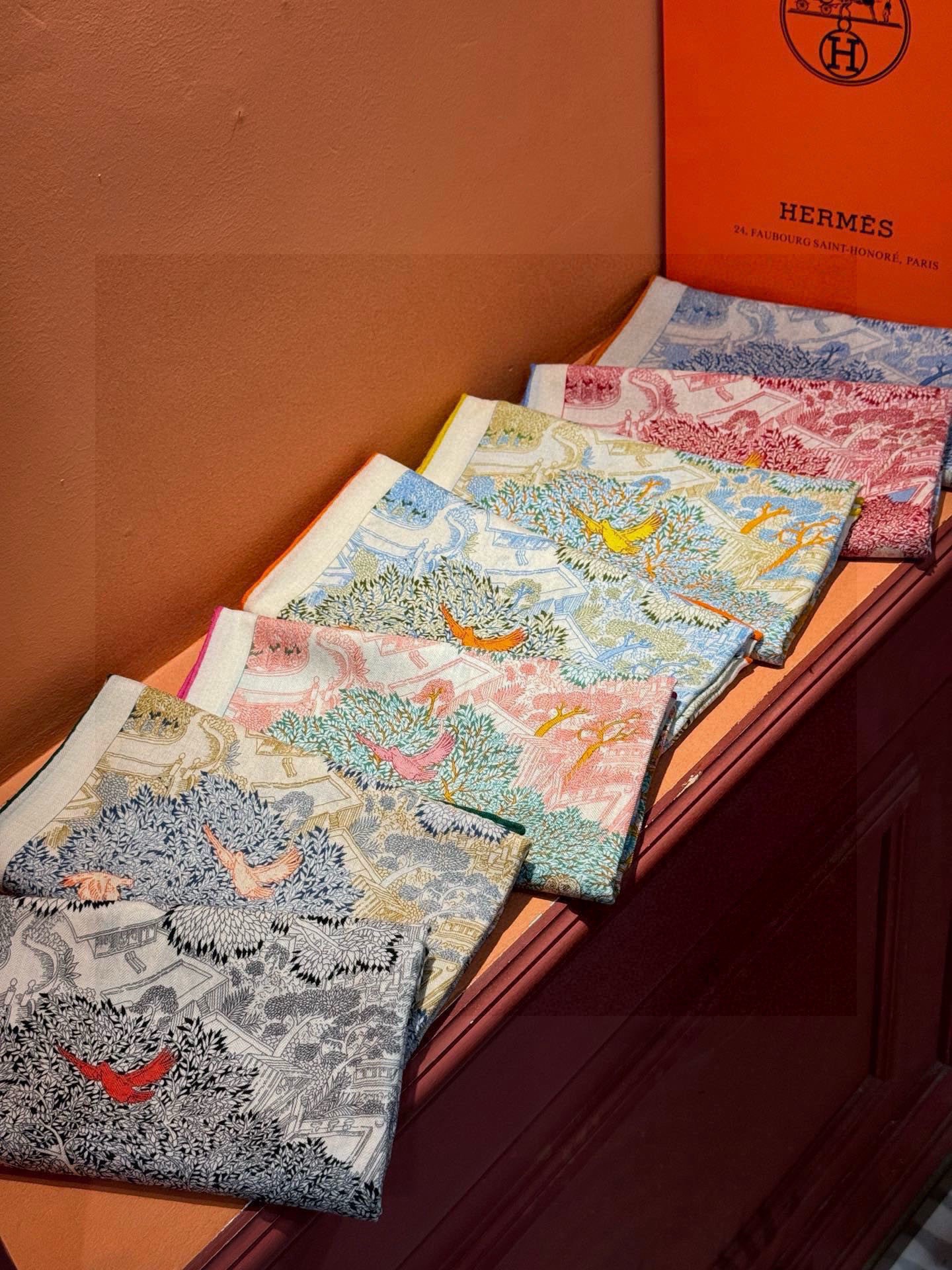 爱马仕～秋冬搭配利器❗️顶级双面同色 版真丝羊绒披肩！！1条等于2条】点睛精彩，图案和配色都超级喜欢，又