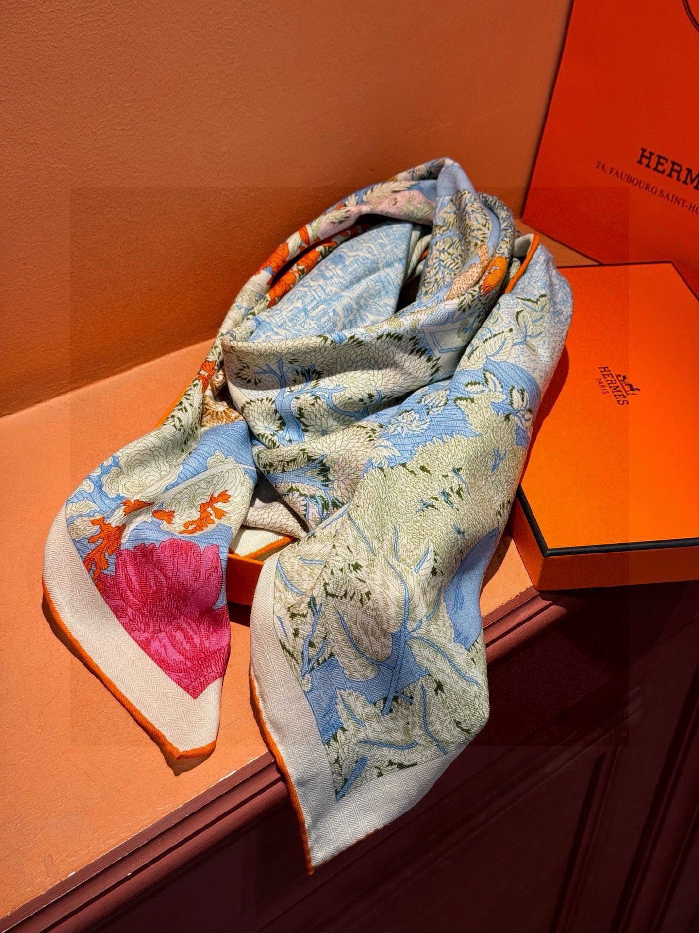 爱马仕～秋冬搭配利器❗️顶级双面同色 版真丝羊绒披肩！！1条等于2条】点睛精彩，图案和配色都超级喜欢，又