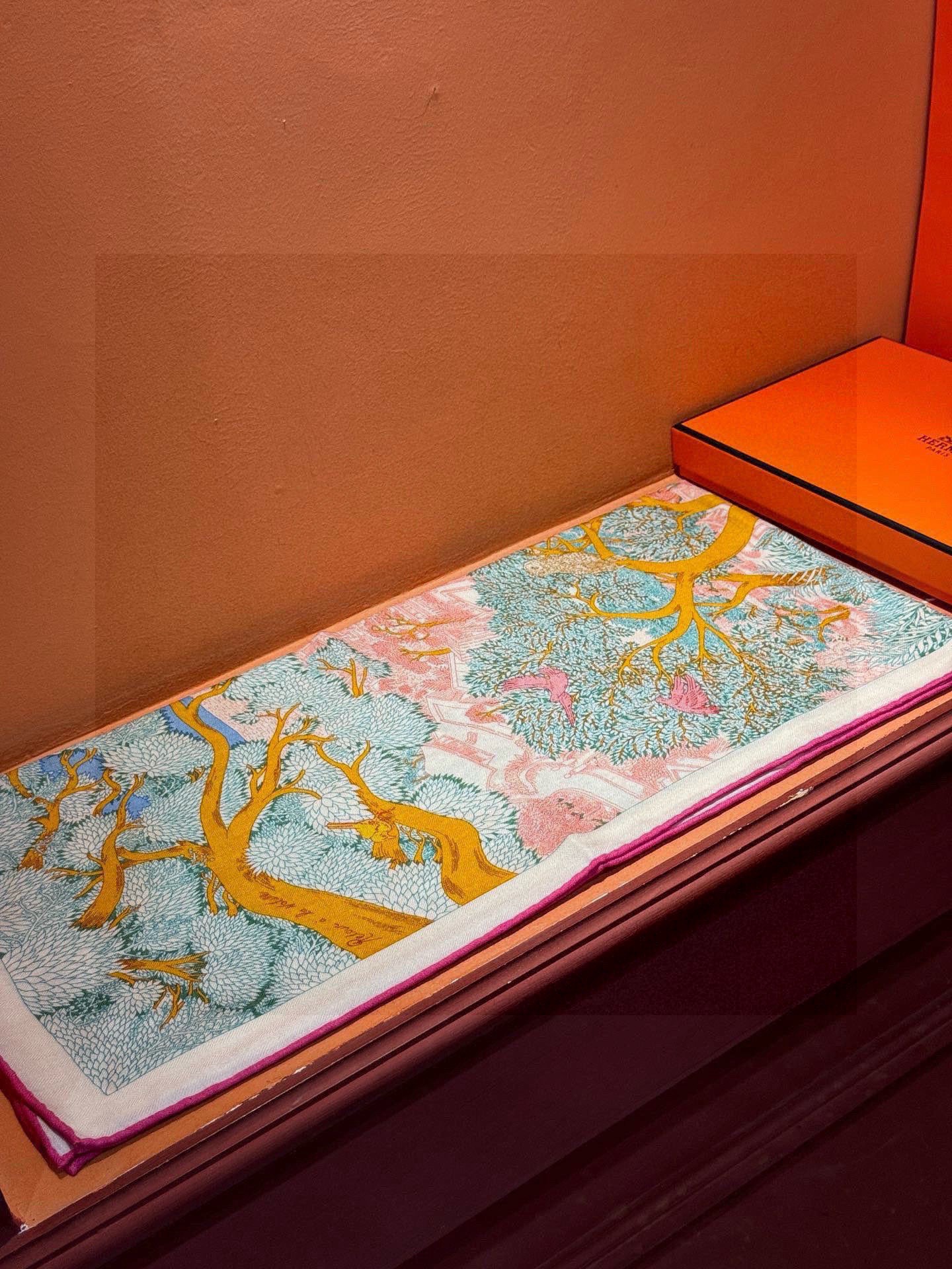 爱马仕～秋冬搭配利器❗️顶级双面同色 版真丝羊绒披肩！！1条等于2条】点睛精彩，图案和配色都超级喜欢，又