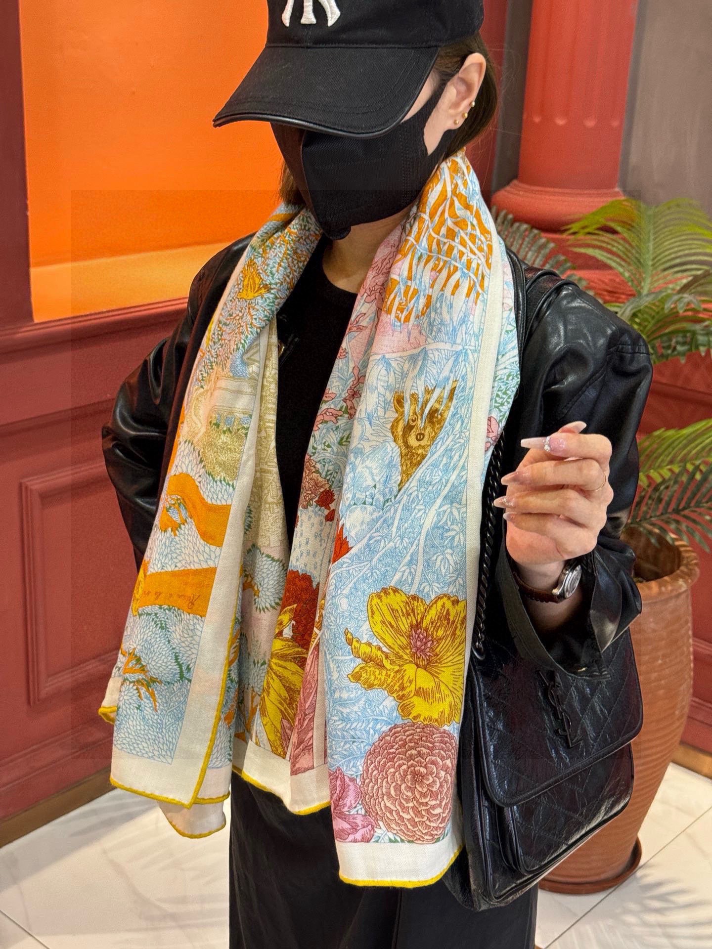 爱马仕～秋冬搭配利器❗️顶级双面同色 版真丝羊绒披肩！！1条等于2条】点睛精彩，图案和配色都超级喜欢，又