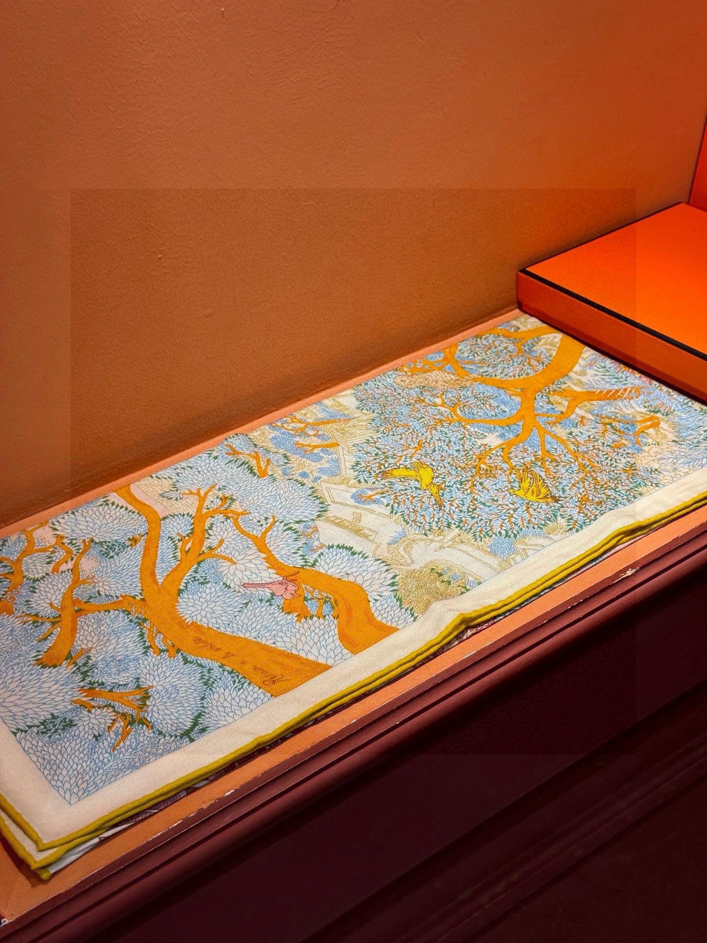 爱马仕～秋冬搭配利器❗️顶级双面同色 版真丝羊绒披肩！！1条等于2条】点睛精彩，图案和配色都超级喜欢，又