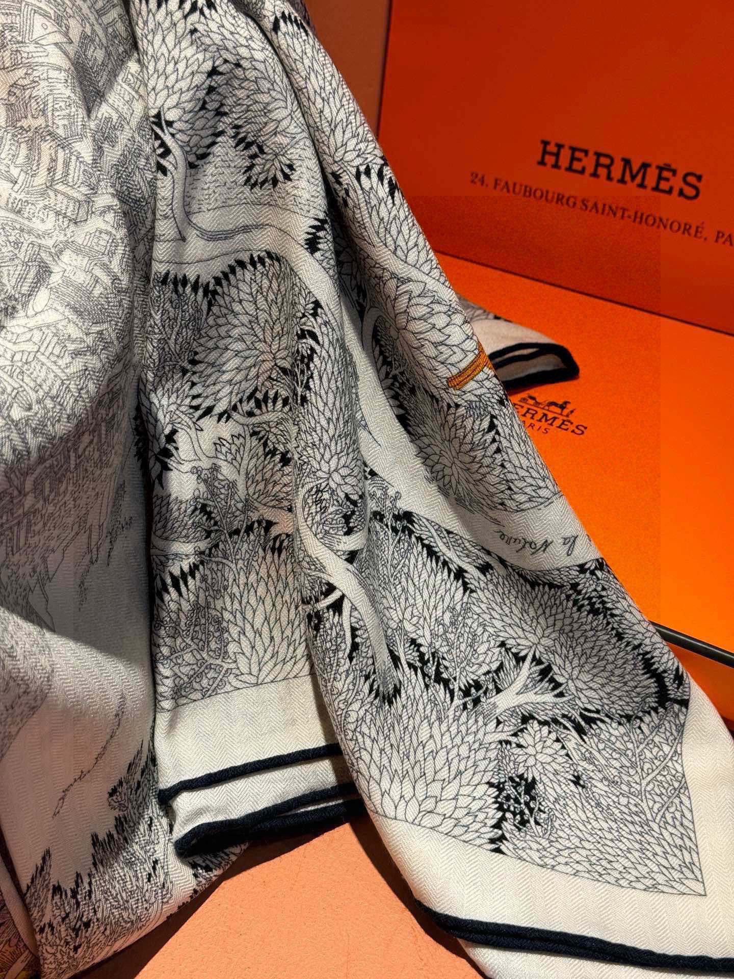 爱马仕～秋冬搭配利器❗️顶级双面同色 版真丝羊绒披肩！！1条等于2条】点睛精彩，图案和配色都超级喜欢，又