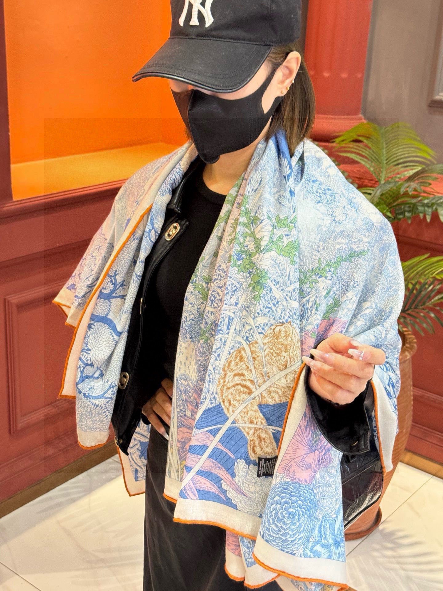 爱马仕～秋冬搭配利器❗️顶级双面同色 版真丝羊绒披肩！！1条等于2条】点睛精彩，图案和配色都超级喜欢，又