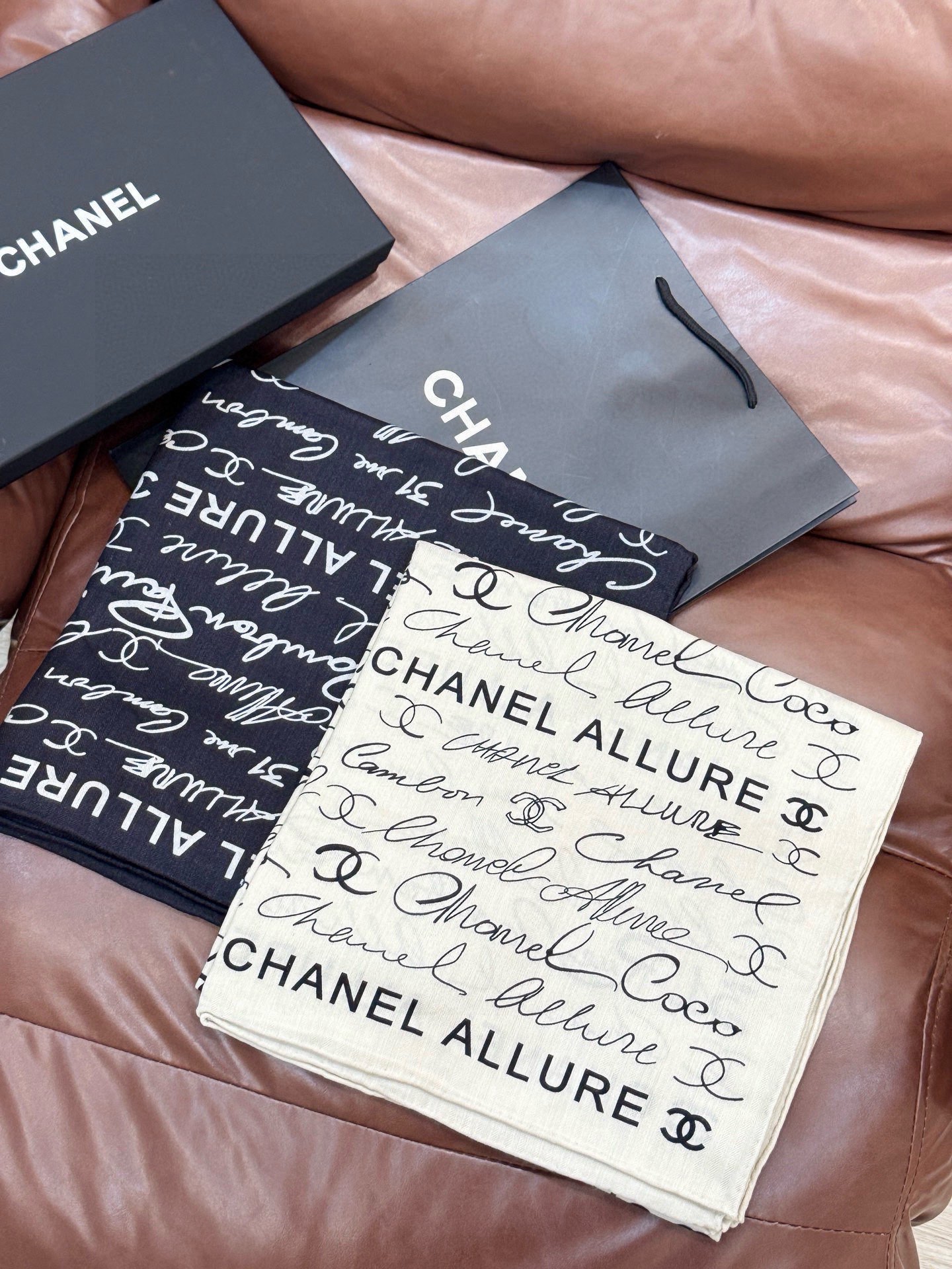 Chanel-丝绒双面方巾【140双面同色】出道即巅峰🐂火爆到一条难求🖤高级感十足的字母CC，和一切经典