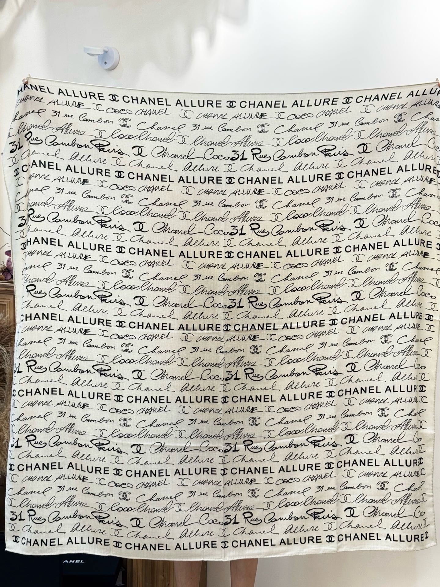 Chanel-丝绒双面方巾【140双面同色】出道即巅峰🐂火爆到一条难求🖤高级感十足的字母CC，和一切经典