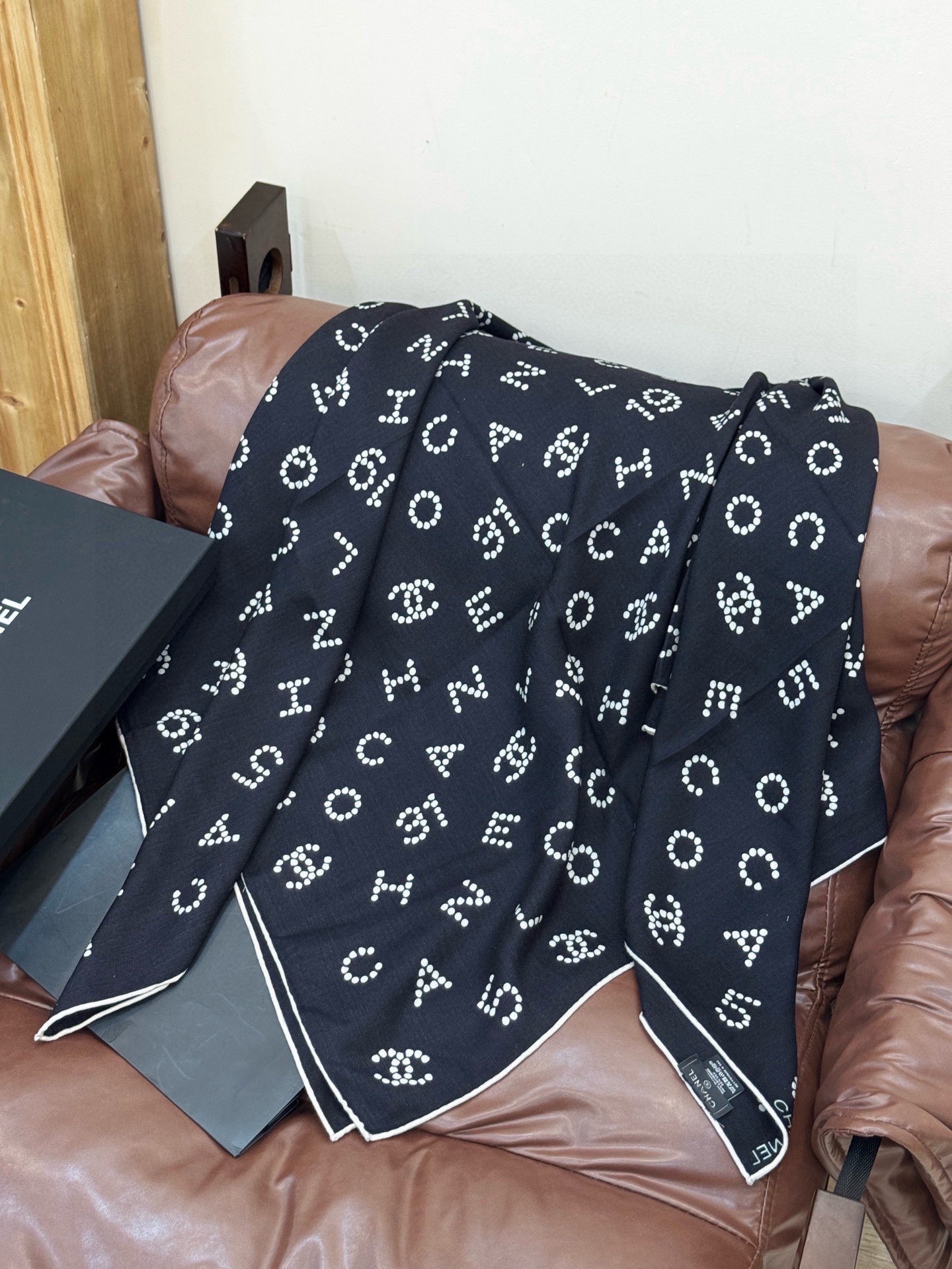 Chanel-丝绒双面方巾【140双面同色】出道即巅峰🐂火爆到一条难求🖤高级感十足的字母CC，和一切经典