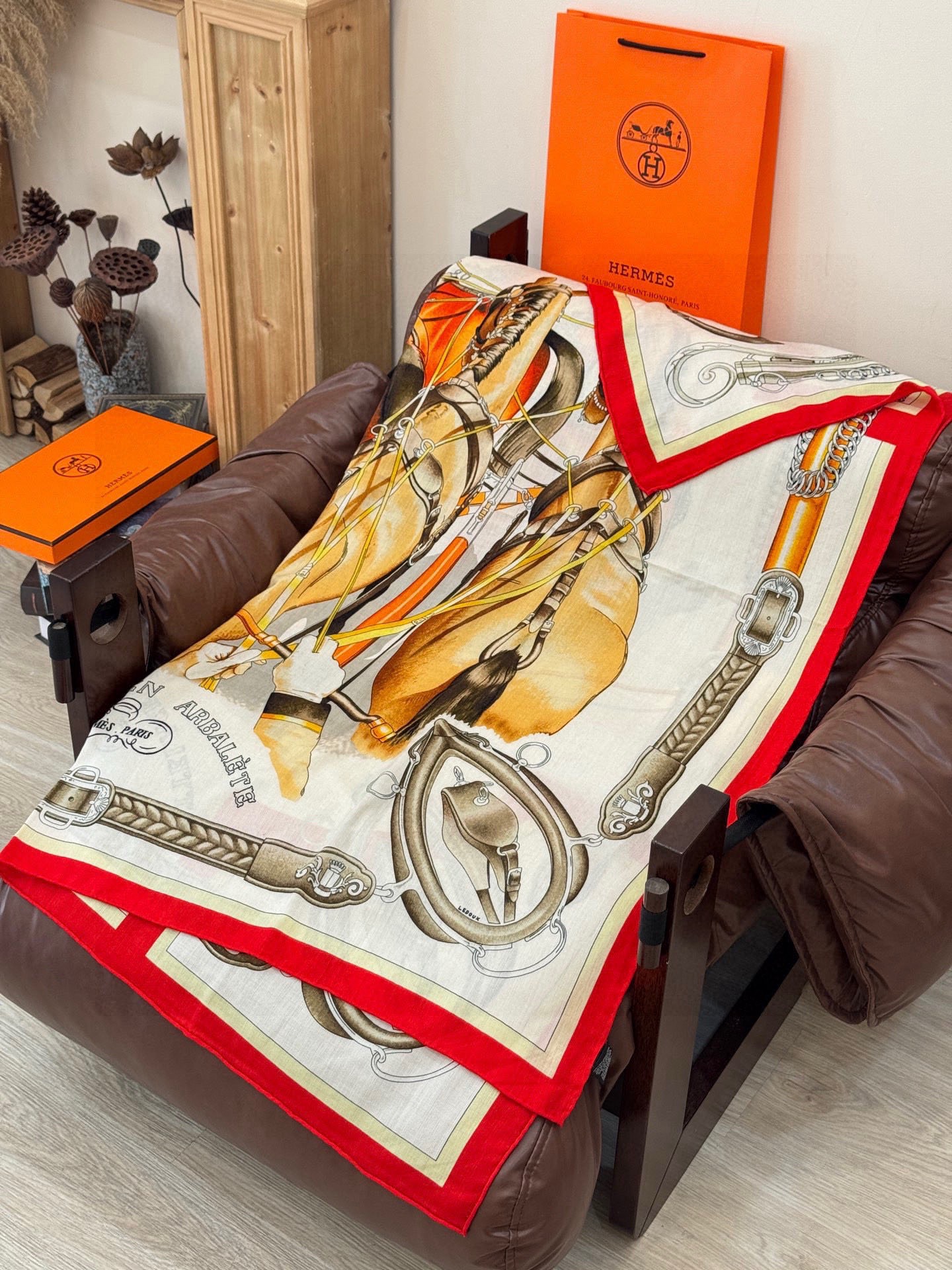 P225 上新🆕【丝绒双面同色140披肩】“弩式牵引马具”
手工卷边丝绒方巾披肩70%羊绒30%真丝
这款典藏方巾展现品牌的历史传承,通过别致的经典色彩向原创设计致敬。作品未经重新诠释或设计,以简单而忠实的方式呈现艺术家创作的原始设计。
这款爱马仕点睛配饰可以多种方式佩戴,与任何服饰皆搭配得宜。无论系绕颈间,或作为上衣、腰带及头巾佩戴,皆赏心悦目。
法国制造。
设计师菲利普·勒度(Philippe Ledoux)
尺寸:135×135厘米 | 由于这款方巾采用手工卷边,标示的尺寸或会略有不同。