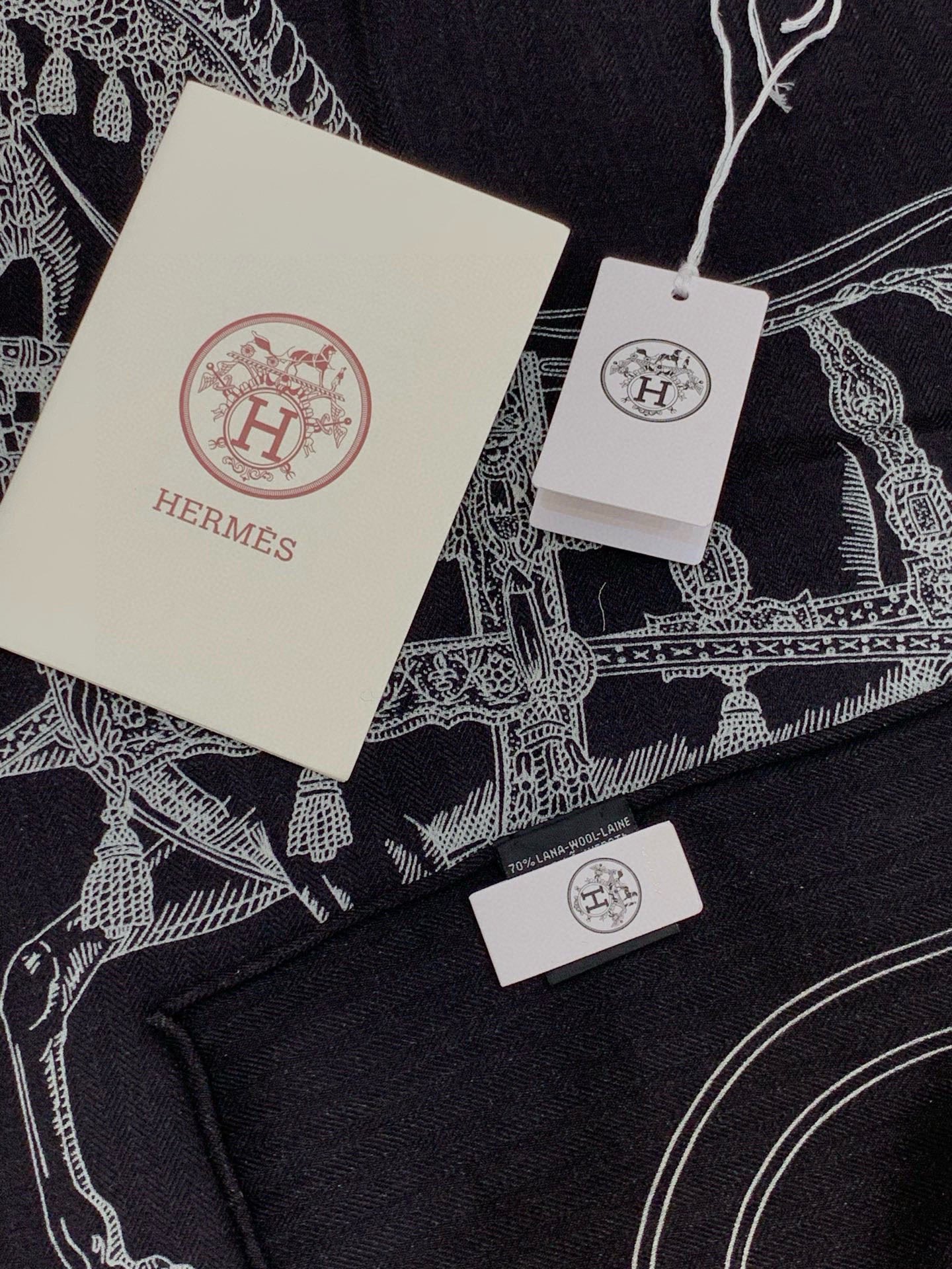 “盛宴”140厘米丝绒高级黑方巾【双面同色】手工卷边丝绒真丝方巾（30%真丝70%羊绒）这款典藏方巾展现