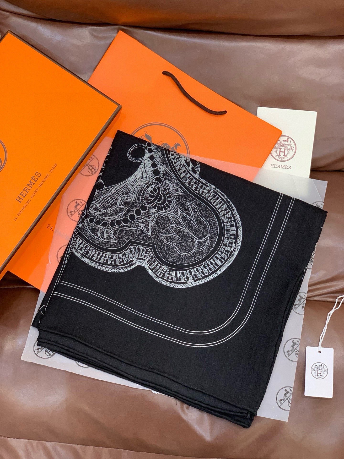 “盛宴”140厘米丝绒高级黑方巾【双面同色】手工卷边丝绒真丝方巾（30%真丝70%羊绒）这款典藏方巾展现