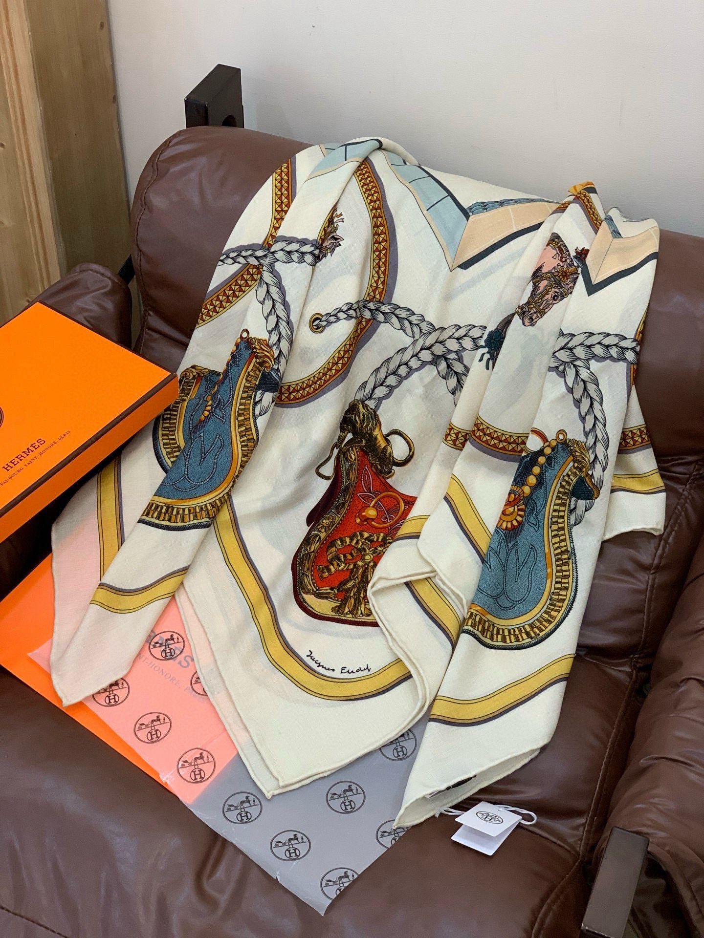 “盛宴”140厘米丝绒高级黑方巾【双面同色】手工卷边丝绒真丝方巾（30%真丝70%羊绒）这款典藏方巾展现