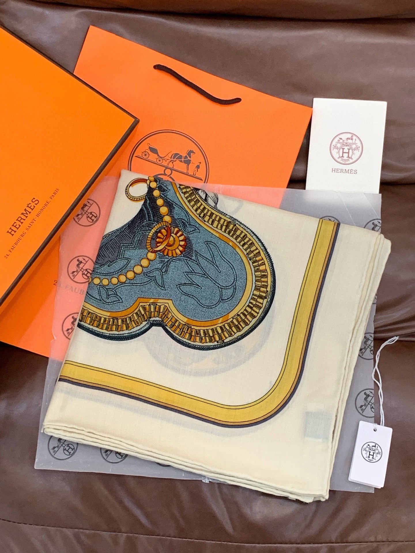 “盛宴”140厘米丝绒高级黑方巾【双面同色】手工卷边丝绒真丝方巾（30%真丝70%羊绒）这款典藏方巾展现