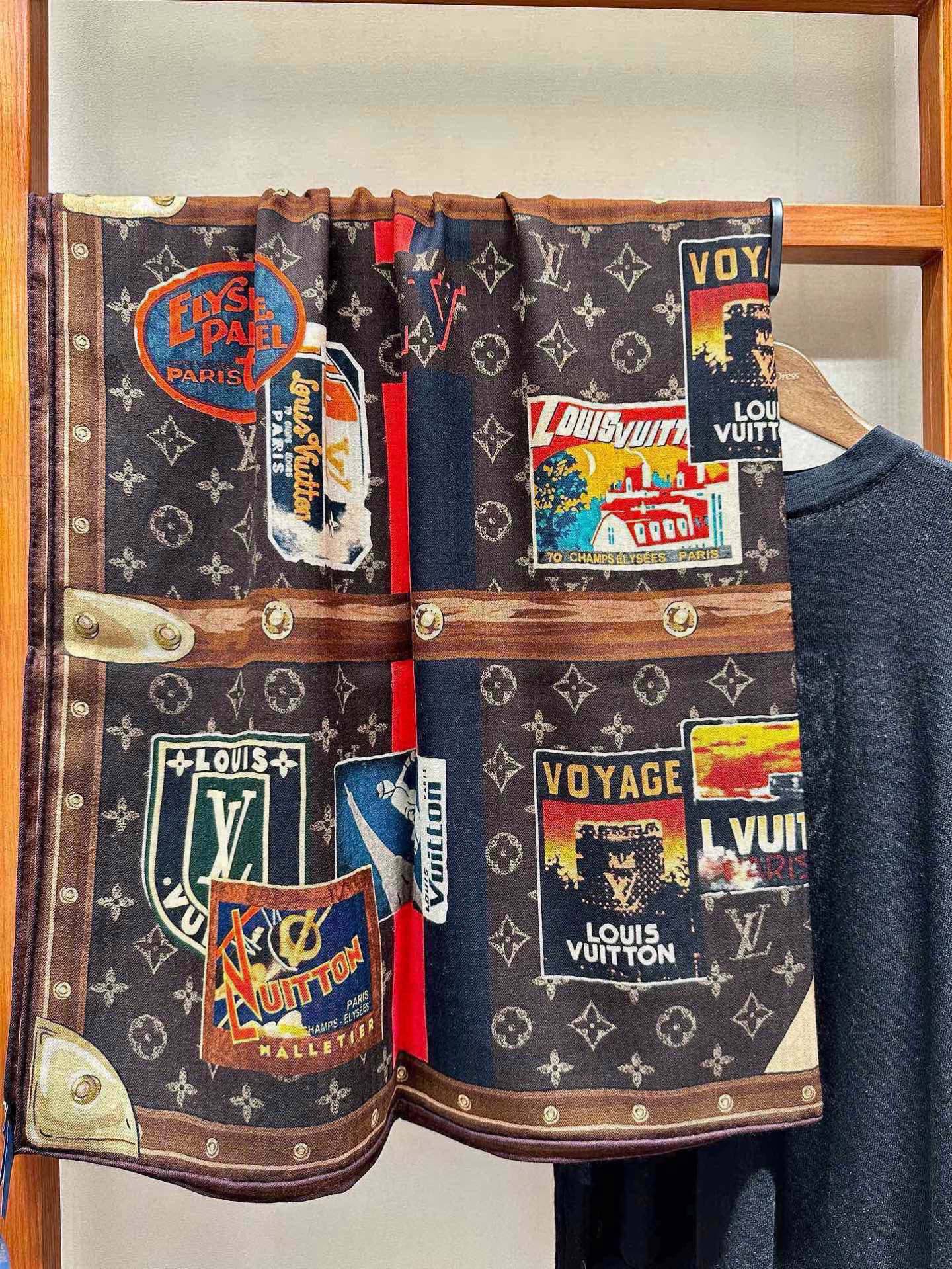 【LV】上新❤️ 路易威登 一款值得品细节的高货抠细节，从一个小块的配色去打败市场货140方巾 二个配色