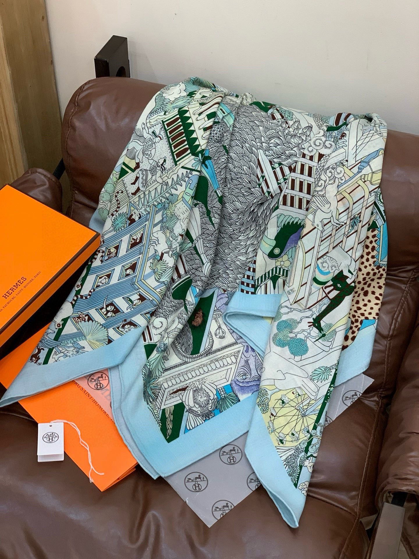 羊绒新款🆕👏👏买了都说好看‼️推荐💕爱马仕双面同色羊绒方巾【动物之城双面同色140】，顶级工艺超值‼️爱