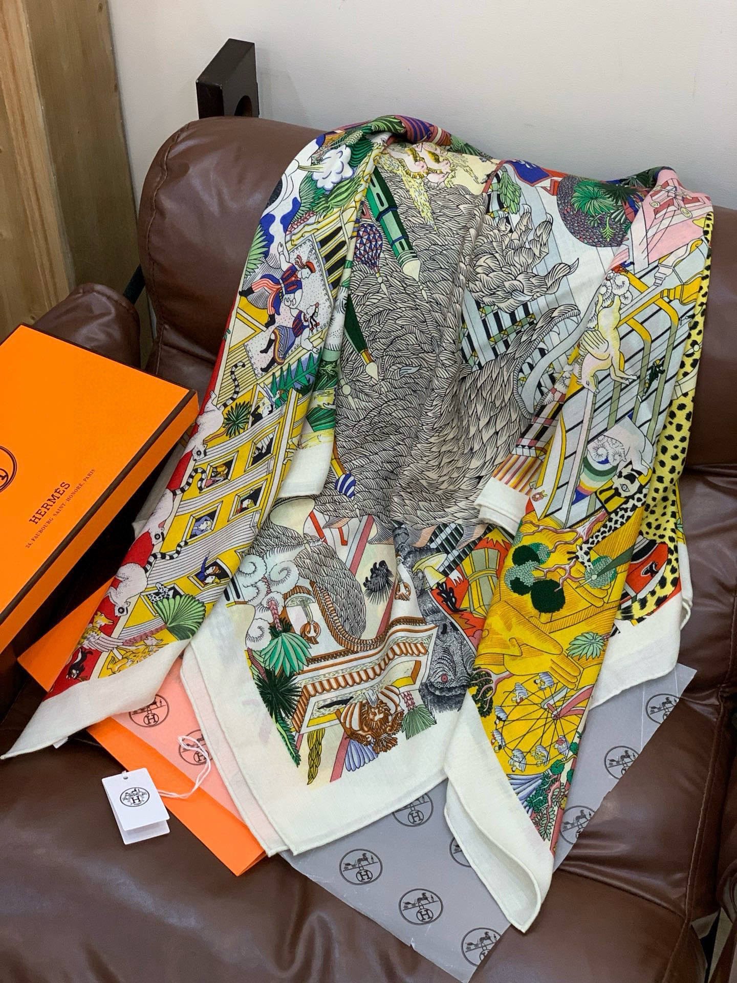 羊绒新款🆕👏👏买了都说好看‼️推荐💕爱马仕双面同色羊绒方巾【动物之城双面同色140】，顶级工艺超值‼️爱