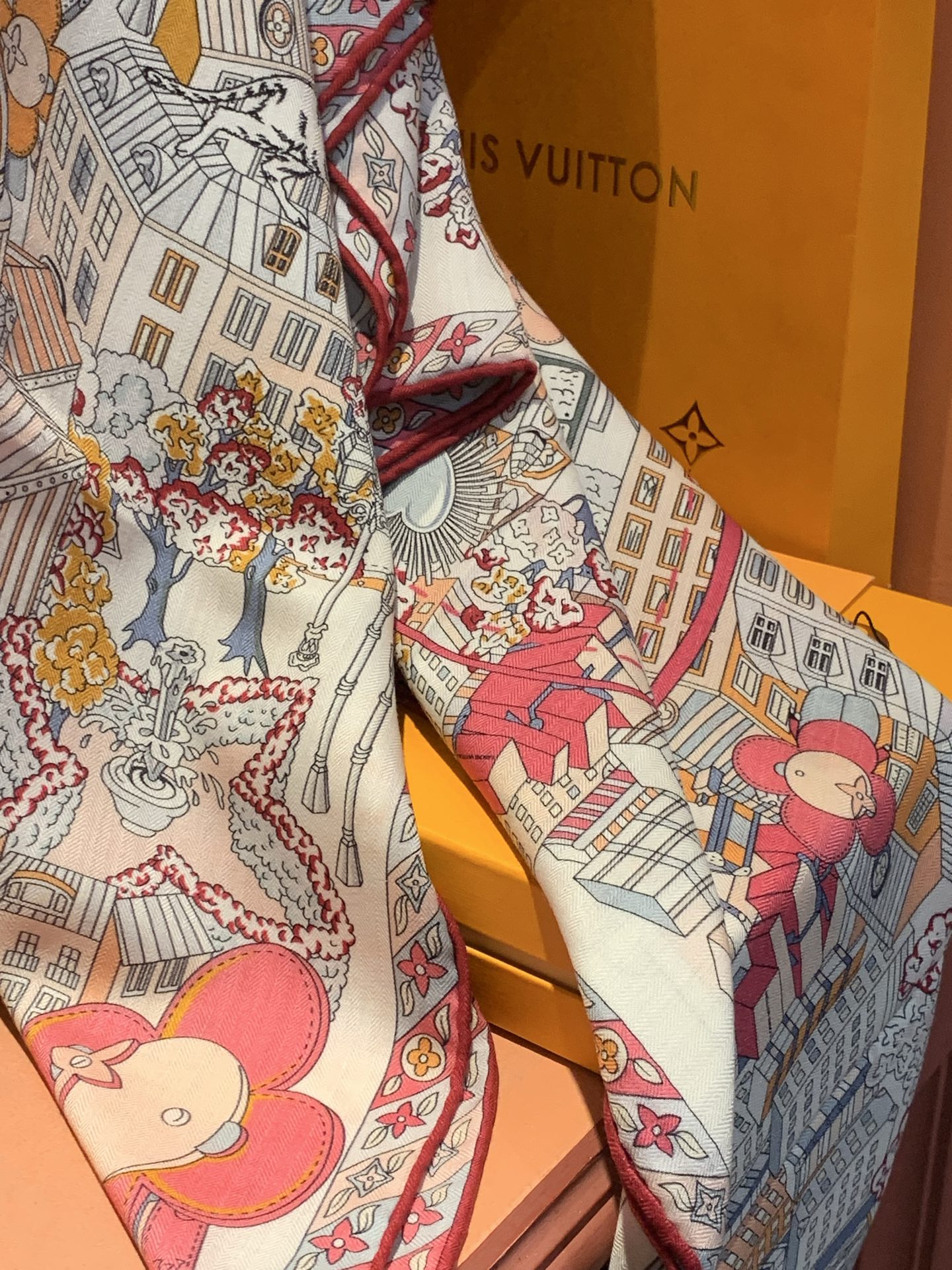 P230 🆕L.vip 定制级别  
【双面同色高奢丝绒方巾，baby绒级别的超柔触感】只有我家的品质才能叫丝绒方巾
路易威登标志性吉祥物 Vivienne 首次亮相围巾图案 
Vivienne 是独一无二的。她是路易威登家族的活泼一员，虽然起初只是小小饰品，却有着迷人魅力，无论何种场合，她都能随心驾驭。作为吉祥物，Vivienne 以风趣活泼诠释品牌各款产品，展现了她对生活的热爱及其大胆、独特的个性。尺寸：140*140