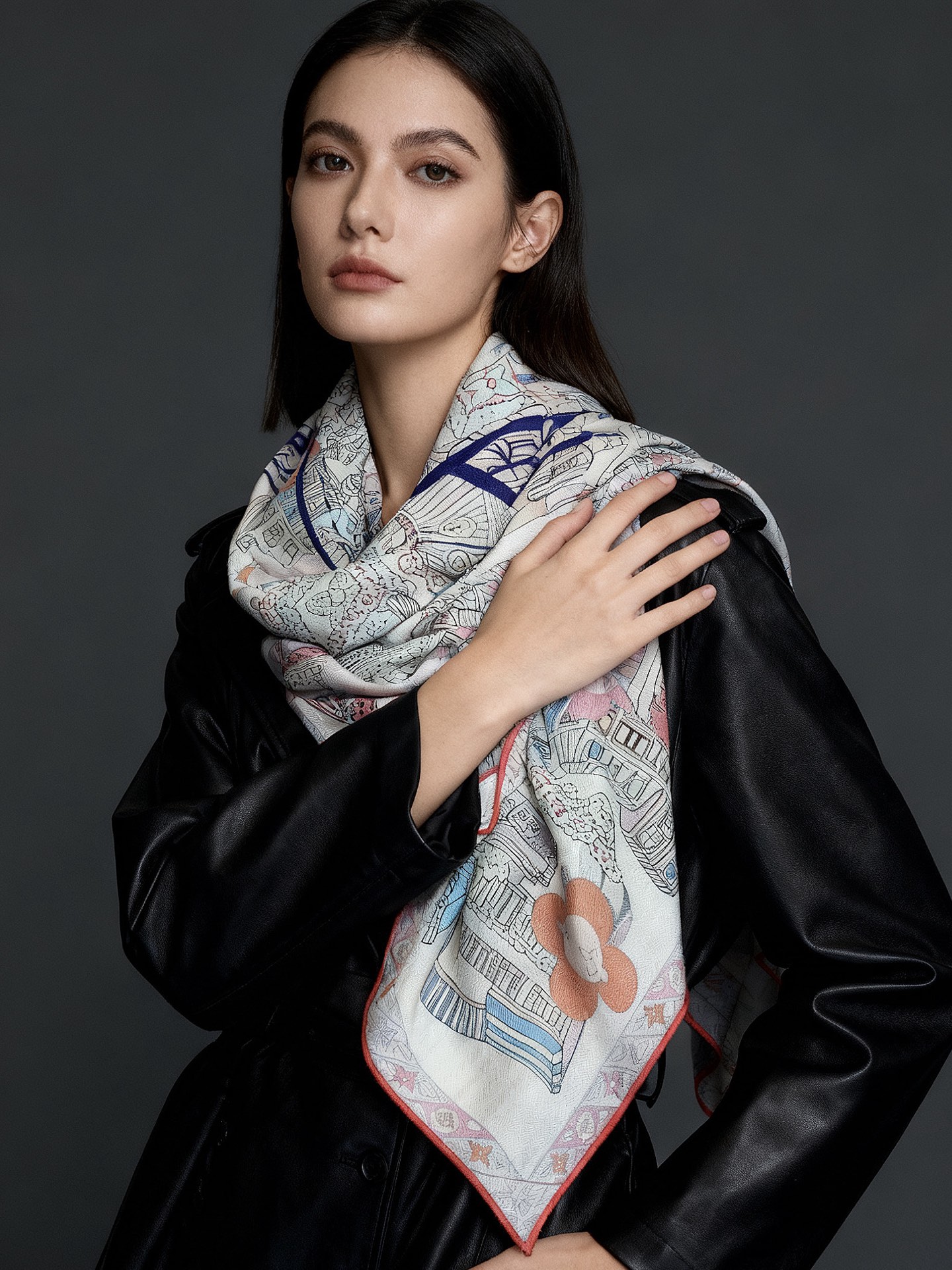 P230 🆕L.vip 定制级别  
【双面同色高奢丝绒方巾，baby绒级别的超柔触感】只有我家的品质才能叫丝绒方巾
路易威登标志性吉祥物 Vivienne 首次亮相围巾图案 
Vivienne 是独一无二的。她是路易威登家族的活泼一员，虽然起初只是小小饰品，却有着迷人魅力，无论何种场合，她都能随心驾驭。作为吉祥物，Vivienne 以风趣活泼诠释品牌各款产品，展现了她对生活的热爱及其大胆、独特的个性。尺寸：140*140