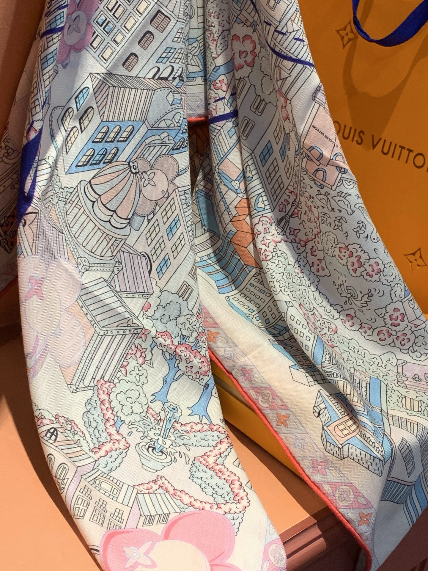 P230 🆕L.vip 定制级别  
【双面同色高奢丝绒方巾，baby绒级别的超柔触感】只有我家的品质才能叫丝绒方巾
路易威登标志性吉祥物 Vivienne 首次亮相围巾图案 
Vivienne 是独一无二的。她是路易威登家族的活泼一员，虽然起初只是小小饰品，却有着迷人魅力，无论何种场合，她都能随心驾驭。作为吉祥物，Vivienne 以风趣活泼诠释品牌各款产品，展现了她对生活的热爱及其大胆、独特的个性。尺寸：140*140