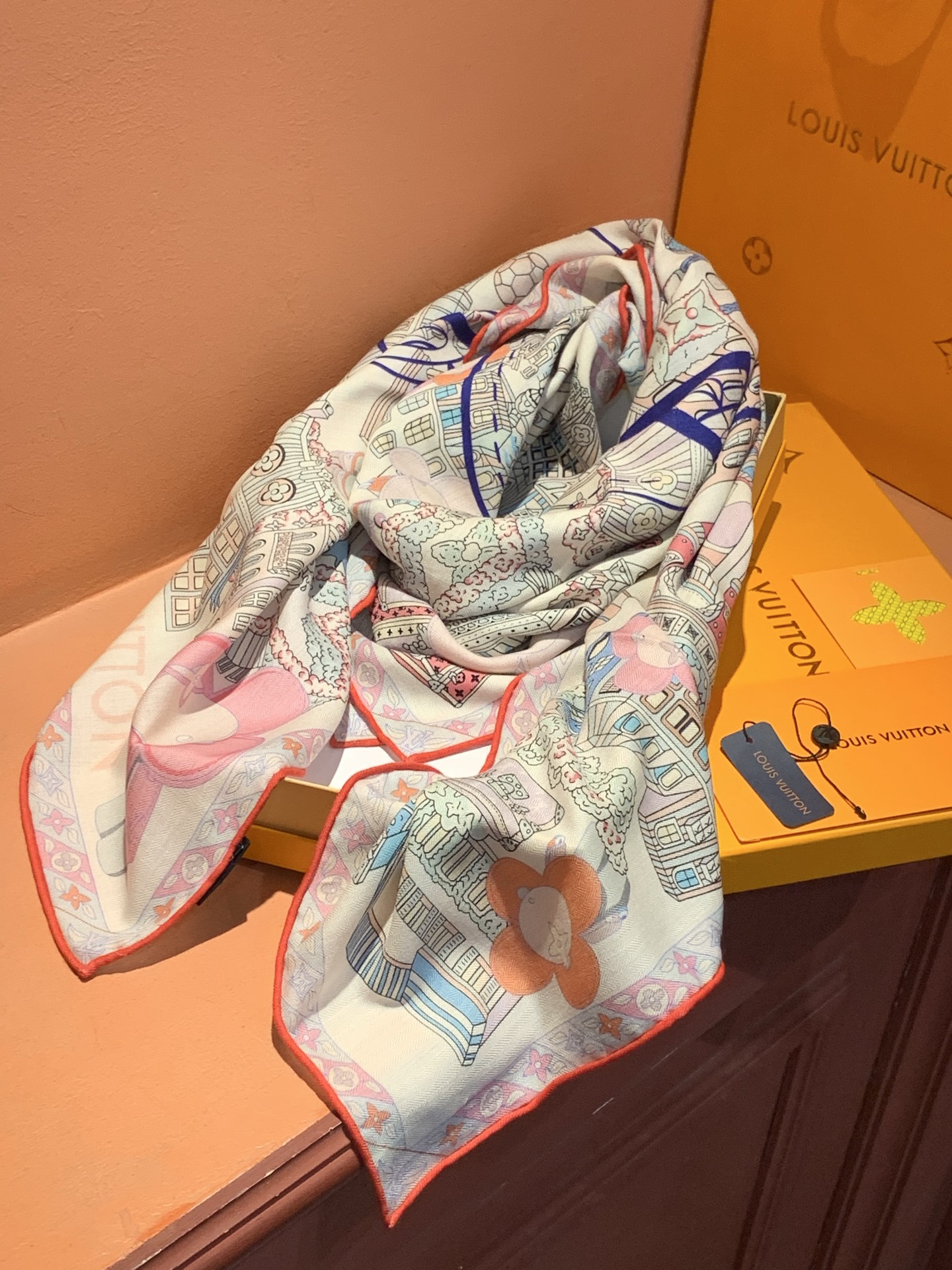 P230 🆕L.vip 定制级别  
【双面同色高奢丝绒方巾，baby绒级别的超柔触感】只有我家的品质才能叫丝绒方巾
路易威登标志性吉祥物 Vivienne 首次亮相围巾图案 
Vivienne 是独一无二的。她是路易威登家族的活泼一员，虽然起初只是小小饰品，却有着迷人魅力，无论何种场合，她都能随心驾驭。作为吉祥物，Vivienne 以风趣活泼诠释品牌各款产品，展现了她对生活的热爱及其大胆、独特的个性。尺寸：140*140