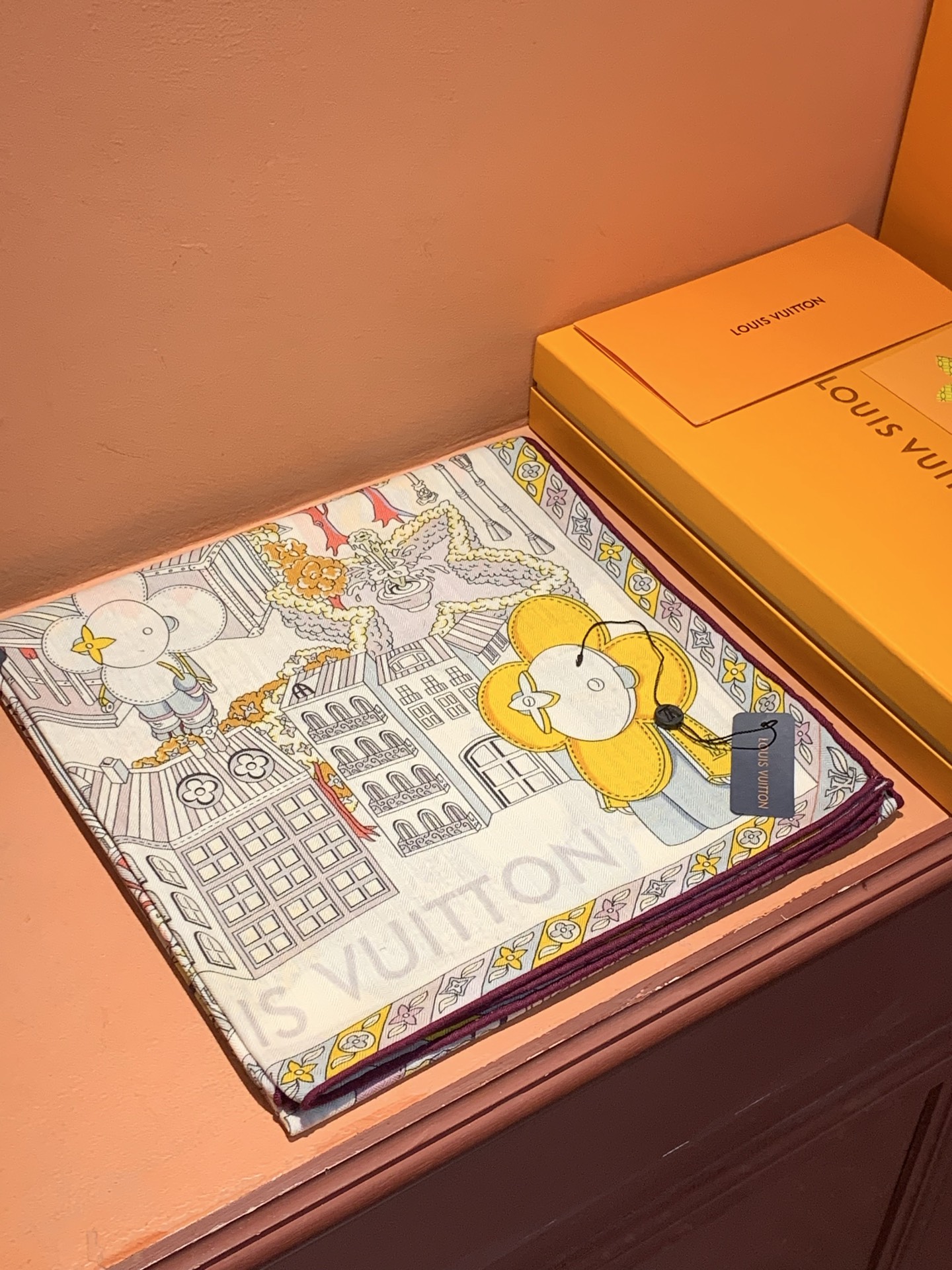 P230 🆕L.vip 定制级别  
【双面同色高奢丝绒方巾，baby绒级别的超柔触感】只有我家的品质才能叫丝绒方巾
路易威登标志性吉祥物 Vivienne 首次亮相围巾图案 
Vivienne 是独一无二的。她是路易威登家族的活泼一员，虽然起初只是小小饰品，却有着迷人魅力，无论何种场合，她都能随心驾驭。作为吉祥物，Vivienne 以风趣活泼诠释品牌各款产品，展现了她对生活的热爱及其大胆、独特的个性。尺寸：140*140