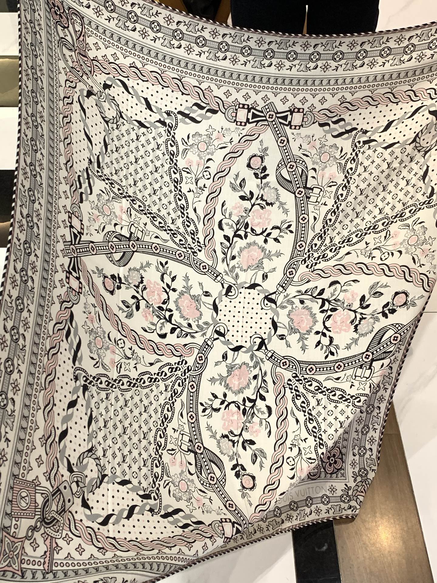 LV x TM 140披肩【140顶级丝绒双面同色披肩】本款LVxTMMonogram Multicol