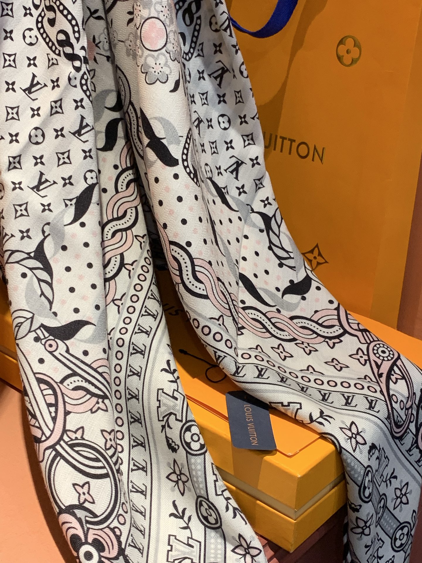 LV x TM 140披肩【140顶级丝绒双面同色披肩】本款LVxTMMonogram Multicol