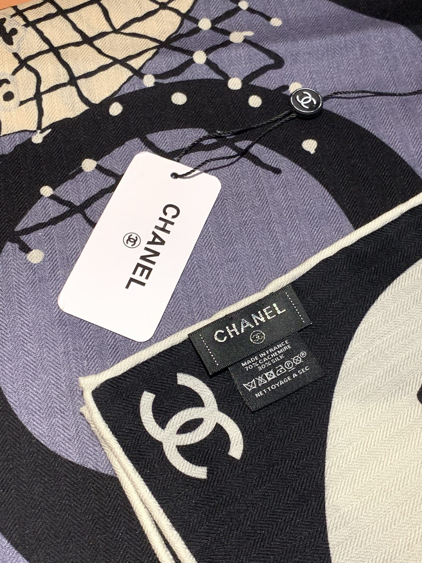 P225📦新款💖💖🏻🏻【山茶花印花140】140丝绒双面同色印花方巾‼️抢‼️VIP推荐 ‼️下手一定要快【高端 大爱 ‼️纯羊绒 婴儿触感舒服到飞️女人尤物 货极少 四季都可以用‼️真心美的让人非常非常心动 上身效果简直美翻了 品质非常完美‼️ 整个围巾给人大牌气场的同时又非常精致秀丽绝对值得入手的新款‼️ 实物一拿到就会庆幸自己是女人的绝美好货 值得品鉴‼️完美气质品味Ditails首选VIP们 上‼️尺寸:140*140cm,70%羊绒+30%真丝