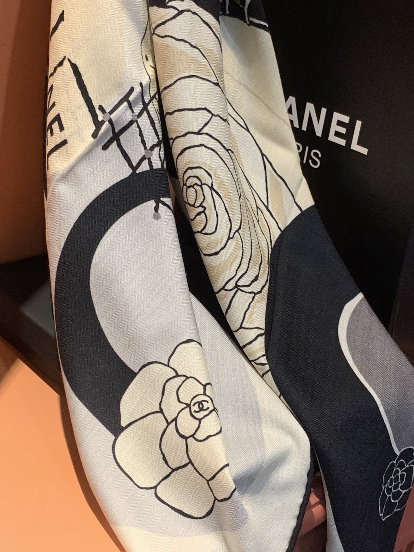 P225📦新款💖💖🏻🏻【山茶花印花140】140丝绒双面同色印花方巾‼️抢‼️VIP推荐 ‼️下手一定要快【高端 大爱 ‼️纯羊绒 婴儿触感舒服到飞️女人尤物 货极少 四季都可以用‼️真心美的让人非常非常心动 上身效果简直美翻了 品质非常完美‼️ 整个围巾给人大牌气场的同时又非常精致秀丽绝对值得入手的新款‼️ 实物一拿到就会庆幸自己是女人的绝美好货 值得品鉴‼️完美气质品味Ditails首选VIP们 上‼️尺寸:140*140cm,70%羊绒+30%真丝