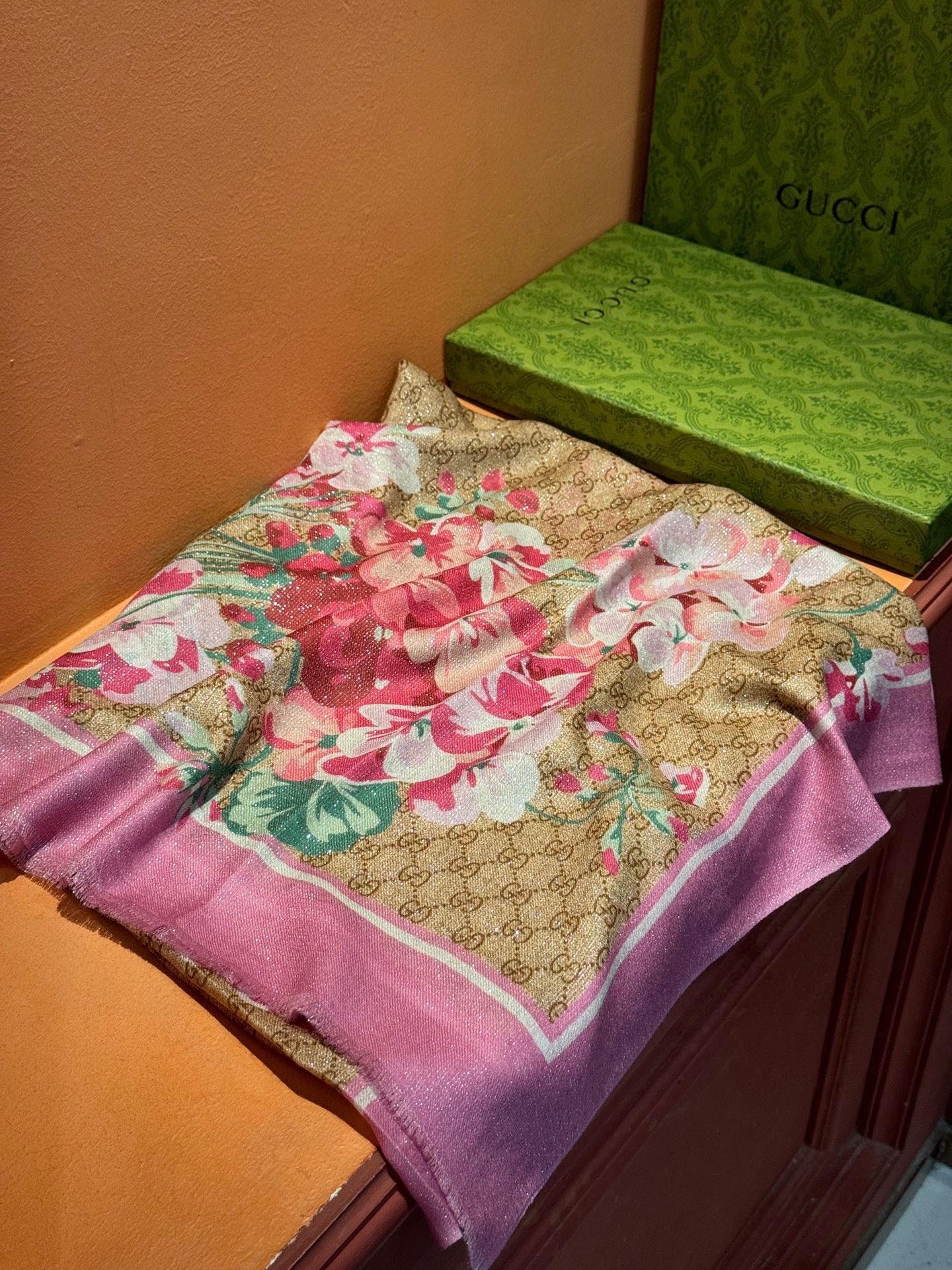 P215 Gucci花卉羊绒围巾~超级抬气色!高级女人味!】羊绒围巾也能这么美!!!Gucci这款双面花卉羊绒围巾真的好高级!招牌的花卉花色搭配服饰很显品味!!Gucci招牌花卉元素和老花GG的新融合,奢华优雅感,薄薄的羊绒手感,双面双色的设计真的很赞!春夏搭配白衬衫更是又气质又时髦,秋冬搭配大衣超级显品味,懂得搭配的姐妹一定要入手!!柔软软糯顺滑!赋予了围巾非常容易造型,非常重磅奢华的设计,上身却别样衬得人高贵气质!简单的打底配此款围巾,简单的搭配却给人非常舒适有品味的大牌感…推荐!!尺寸规格:110*200 羊绒长巾