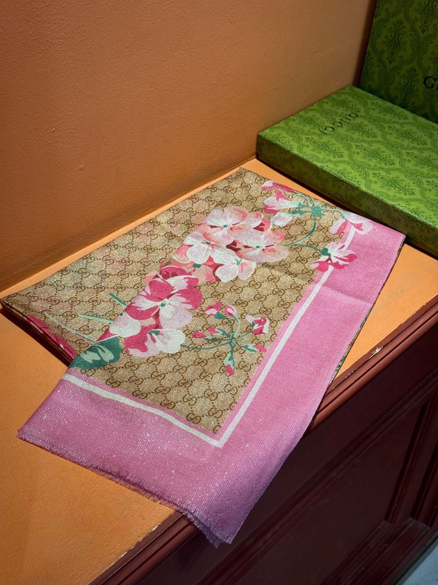 P215 Gucci花卉羊绒围巾~超级抬气色!高级女人味!】羊绒围巾也能这么美!!!Gucci这款双面花卉羊绒围巾真的好高级!招牌的花卉花色搭配服饰很显品味!!Gucci招牌花卉元素和老花GG的新融合,奢华优雅感,薄薄的羊绒手感,双面双色的设计真的很赞!春夏搭配白衬衫更是又气质又时髦,秋冬搭配大衣超级显品味,懂得搭配的姐妹一定要入手!!柔软软糯顺滑!赋予了围巾非常容易造型,非常重磅奢华的设计,上身却别样衬得人高贵气质!简单的打底配此款围巾,简单的搭配却给人非常舒适有品味的大牌感…推荐!!尺寸规格:110*200 羊绒长巾