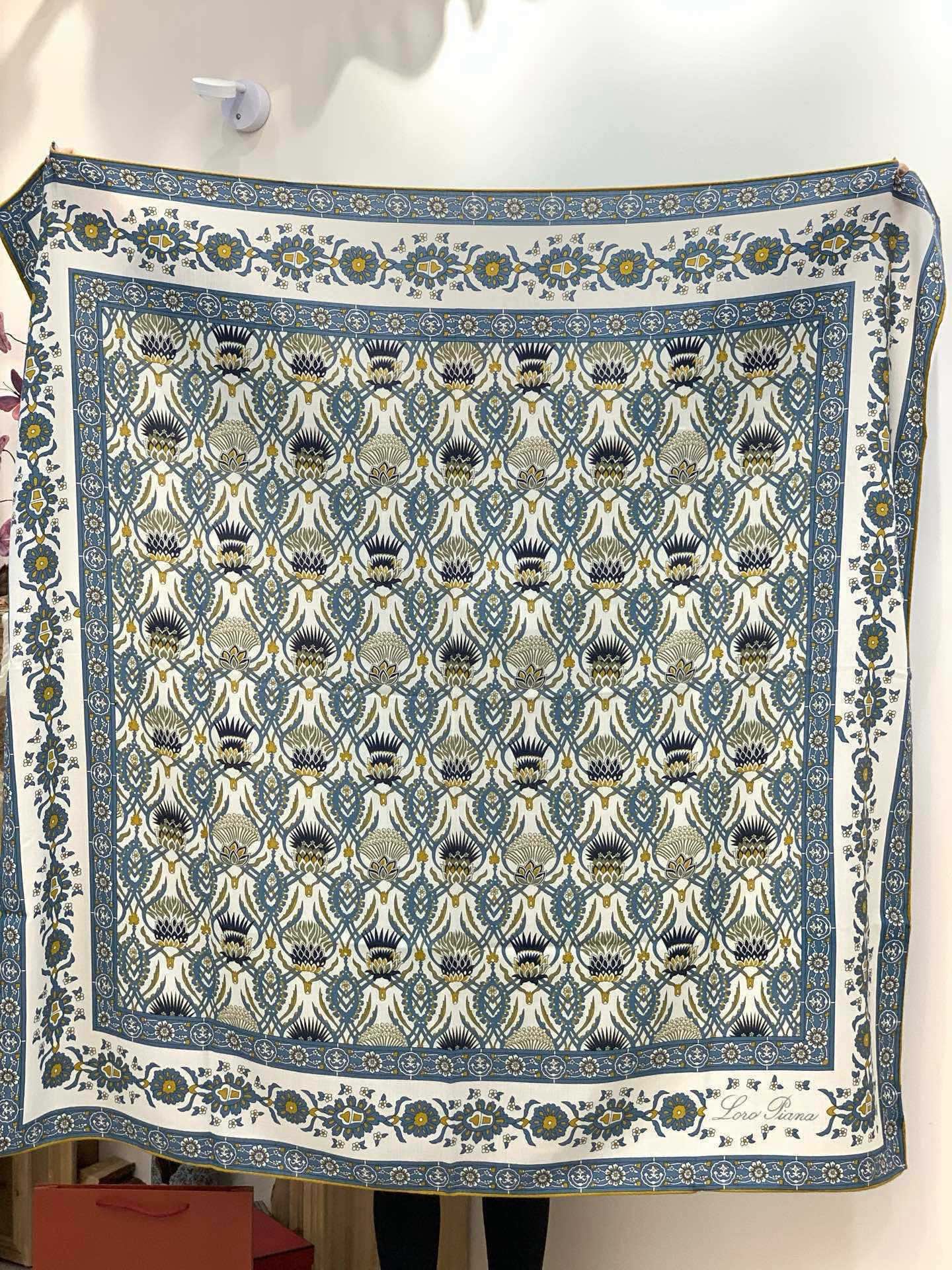 💟2025年 ETRo 秋冬抢先 上新💞【双面同色丝毛方巾】手工卷边山羊绒和真丝混纺披肩（70%山羊绒，