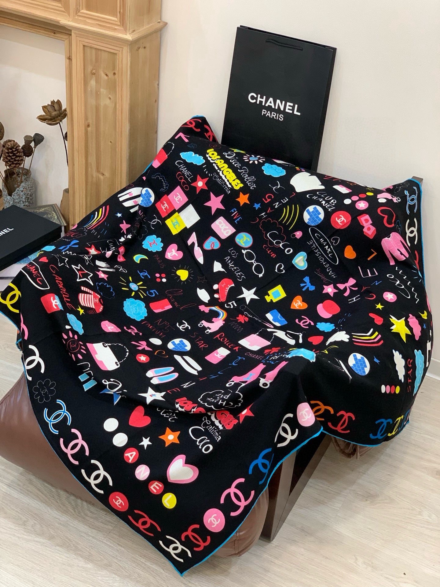 2025秋冬高级成衣系列～Chanel 【140双面同色丝绒披肩】此系列谱写一曲自由轻灵的赞歌本系列作品