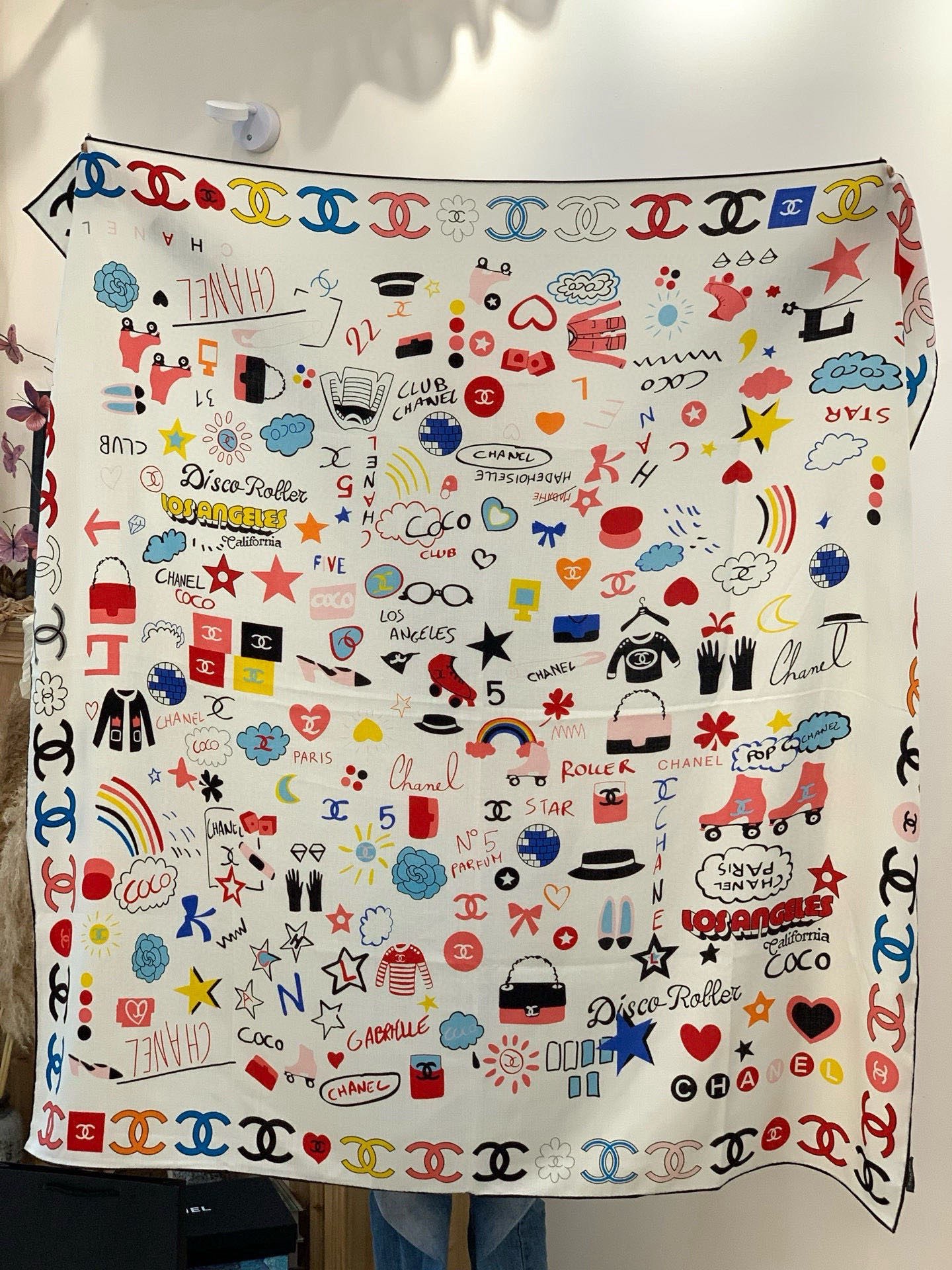 2025秋冬高级成衣系列～Chanel 【140双面同色丝绒披肩】此系列谱写一曲自由轻灵的赞歌本系列作品