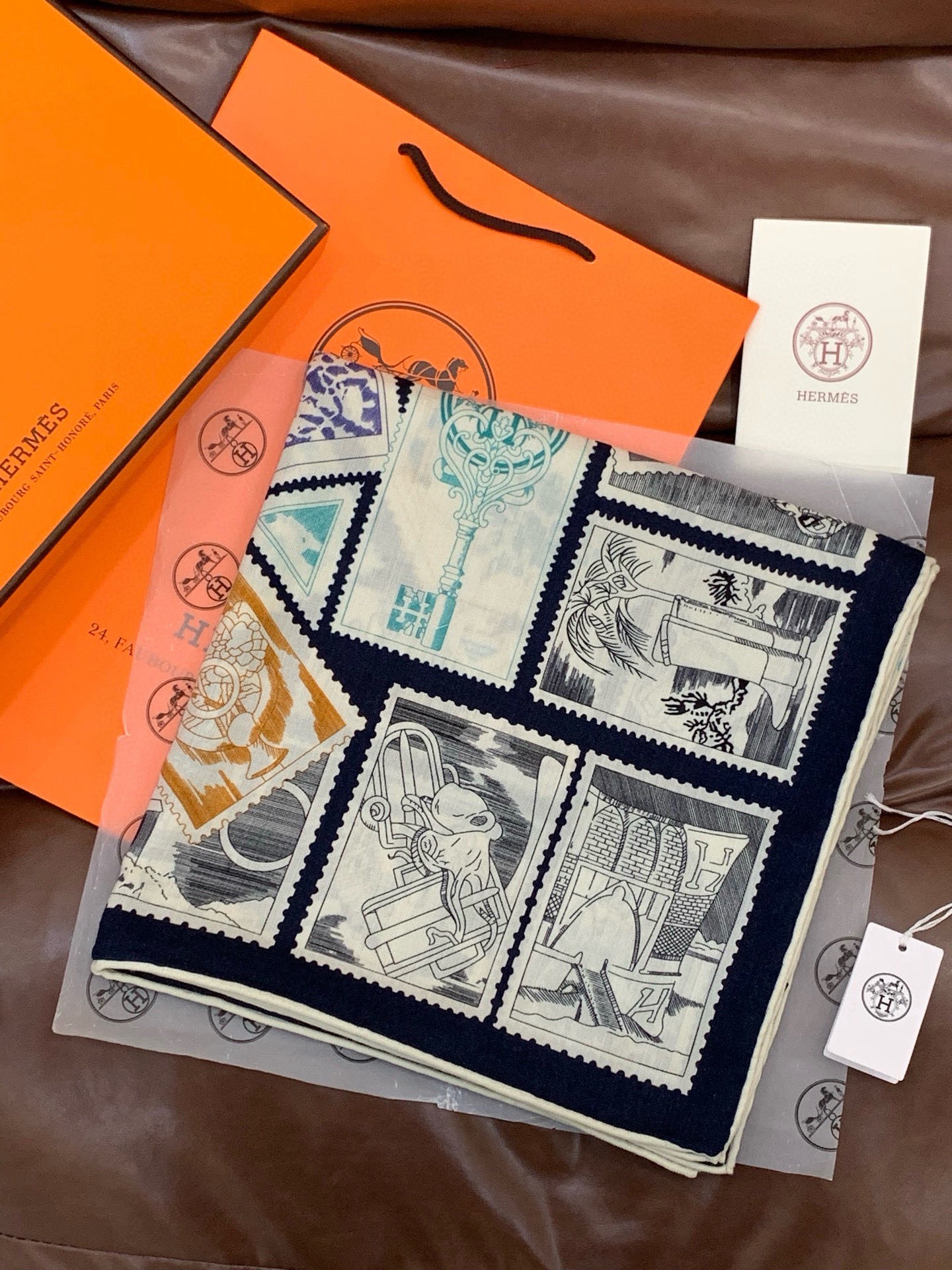 💟2025年秋冬抢先 上新💞【双面同色丝绒绒方巾】手工卷边山羊绒和真丝混纺披肩（70%山羊绒，30%桑蚕