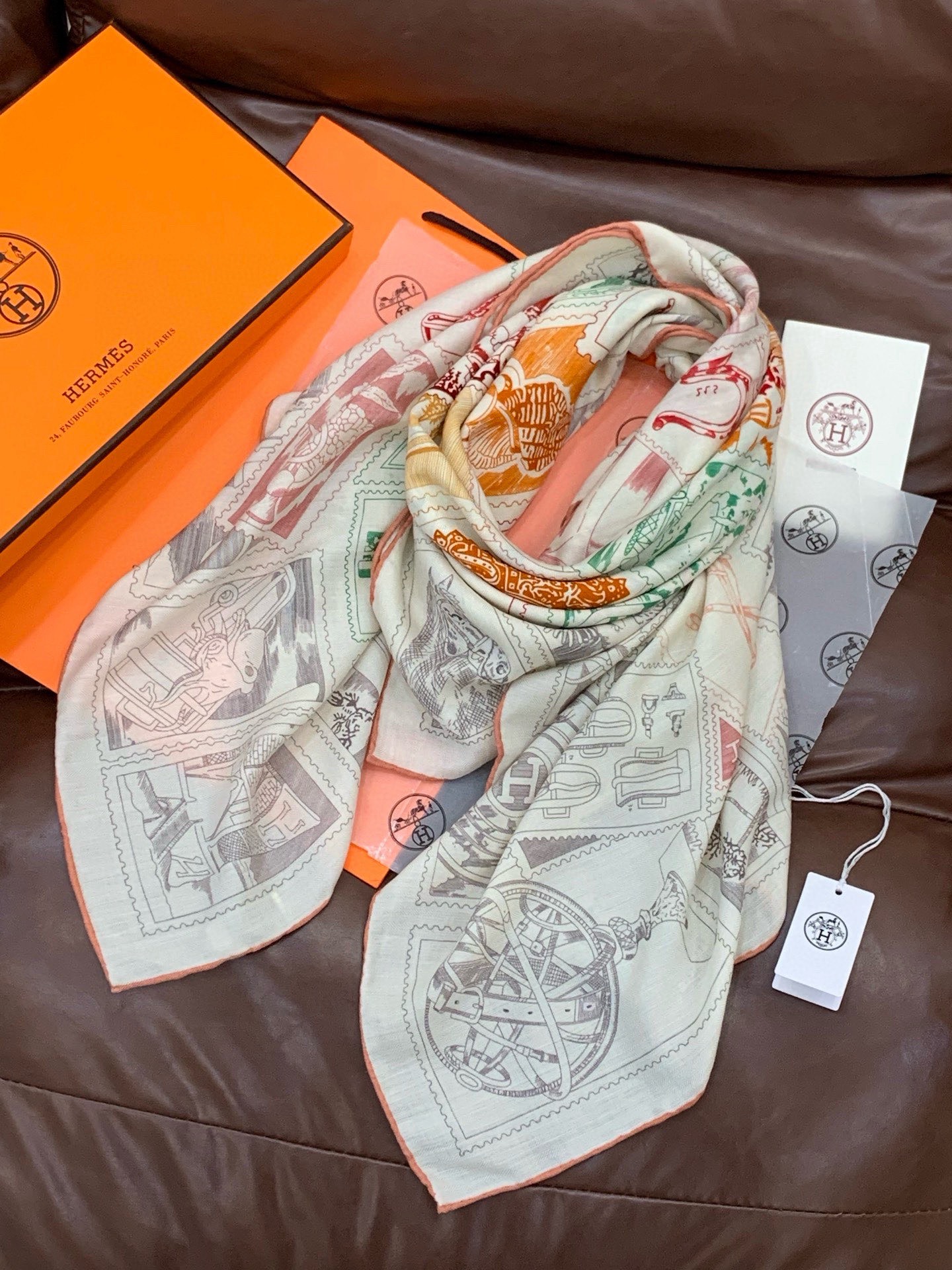 💟2025年秋冬抢先 上新💞【双面同色丝绒绒方巾】手工卷边山羊绒和真丝混纺披肩（70%山羊绒，30%桑蚕