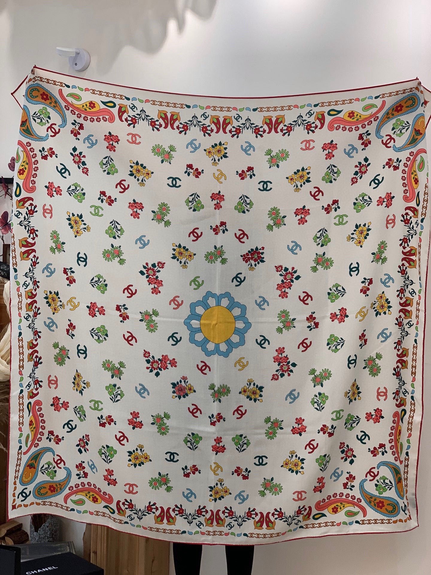 2025秋冬高级成衣系列～Chanel 【140双面同色丝绒披肩】此系列谱写一曲自由轻灵的赞歌本系列作品