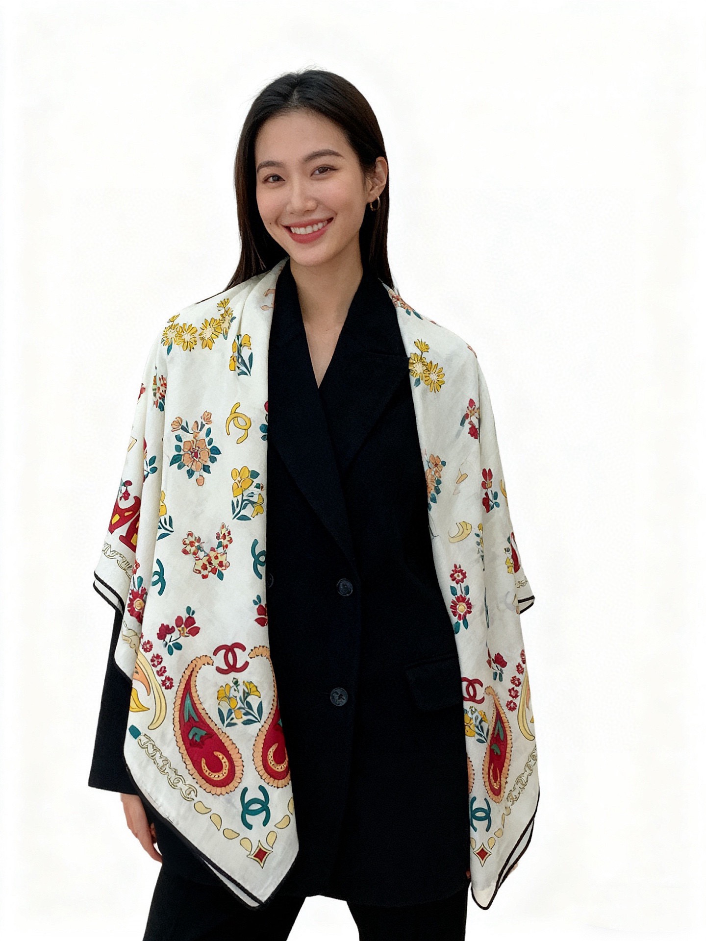 P230 2025秋冬高级成衣系列~Chanel
【140双面同色丝绒披肩】
此系列谱写一曲自由轻灵的赞歌
本系列作品创新演绎品牌的风格符号
尽显无拘无束的自信魅力
优雅浪漫的风格设计
成份:30%桑蚕丝70%羊绒
尺寸:135*135cm