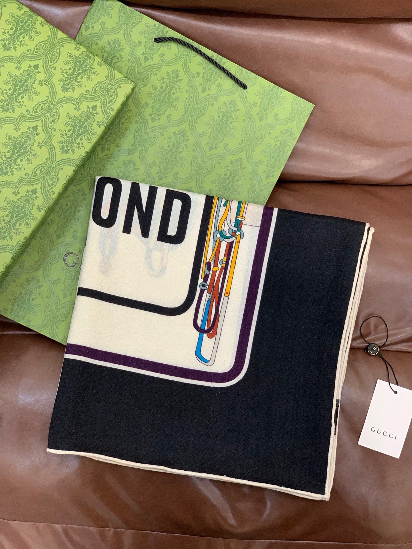 💟Gucci~140双面丝绒披肩马鞍细节和骑马图案以精致色调匠心呈献，意在向品牌与马术世界的深厚渊源致敬