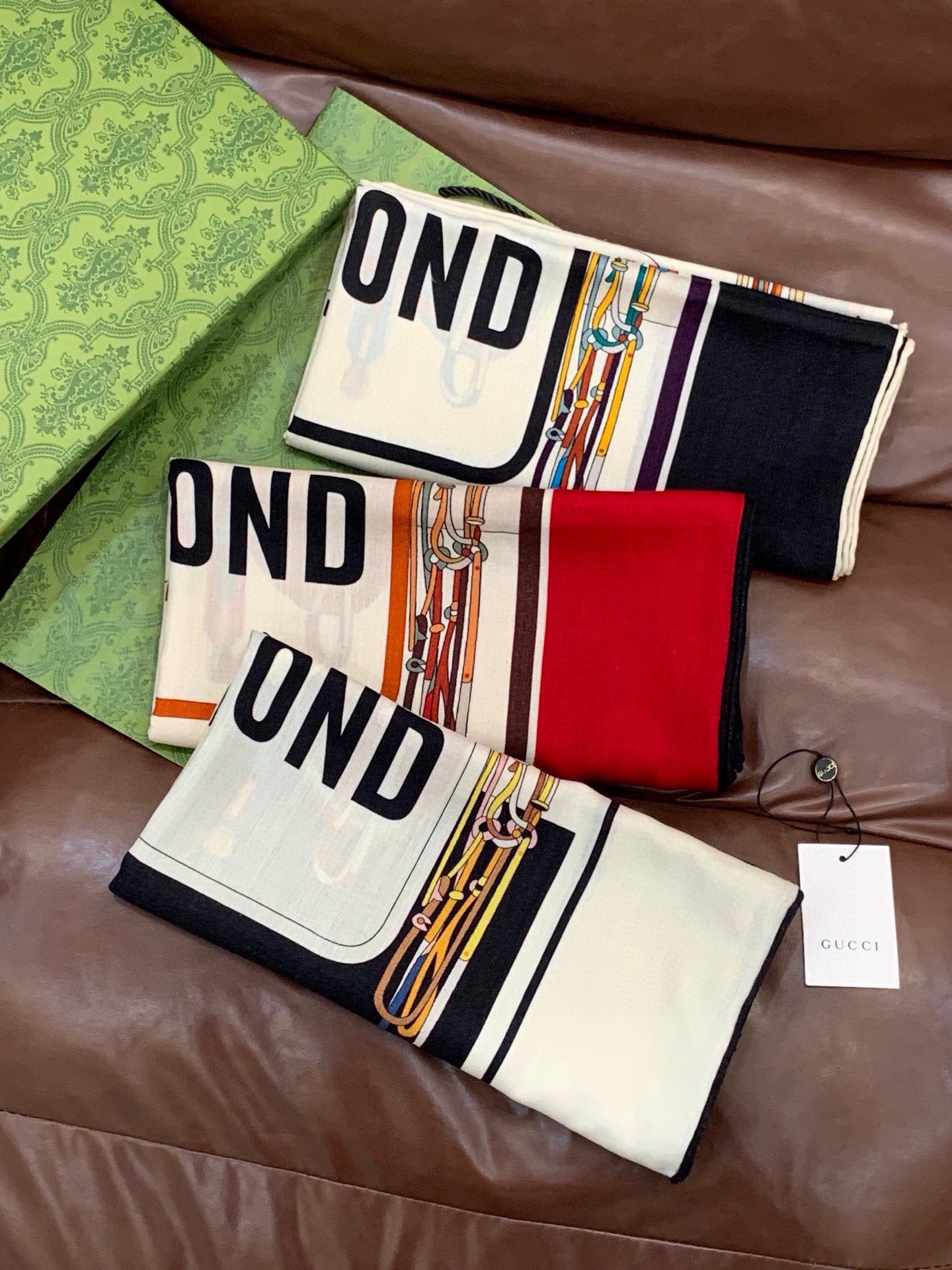 💟Gucci~140双面丝绒披肩马鞍细节和骑马图案以精致色调匠心呈献，意在向品牌与马术世界的深厚渊源致敬