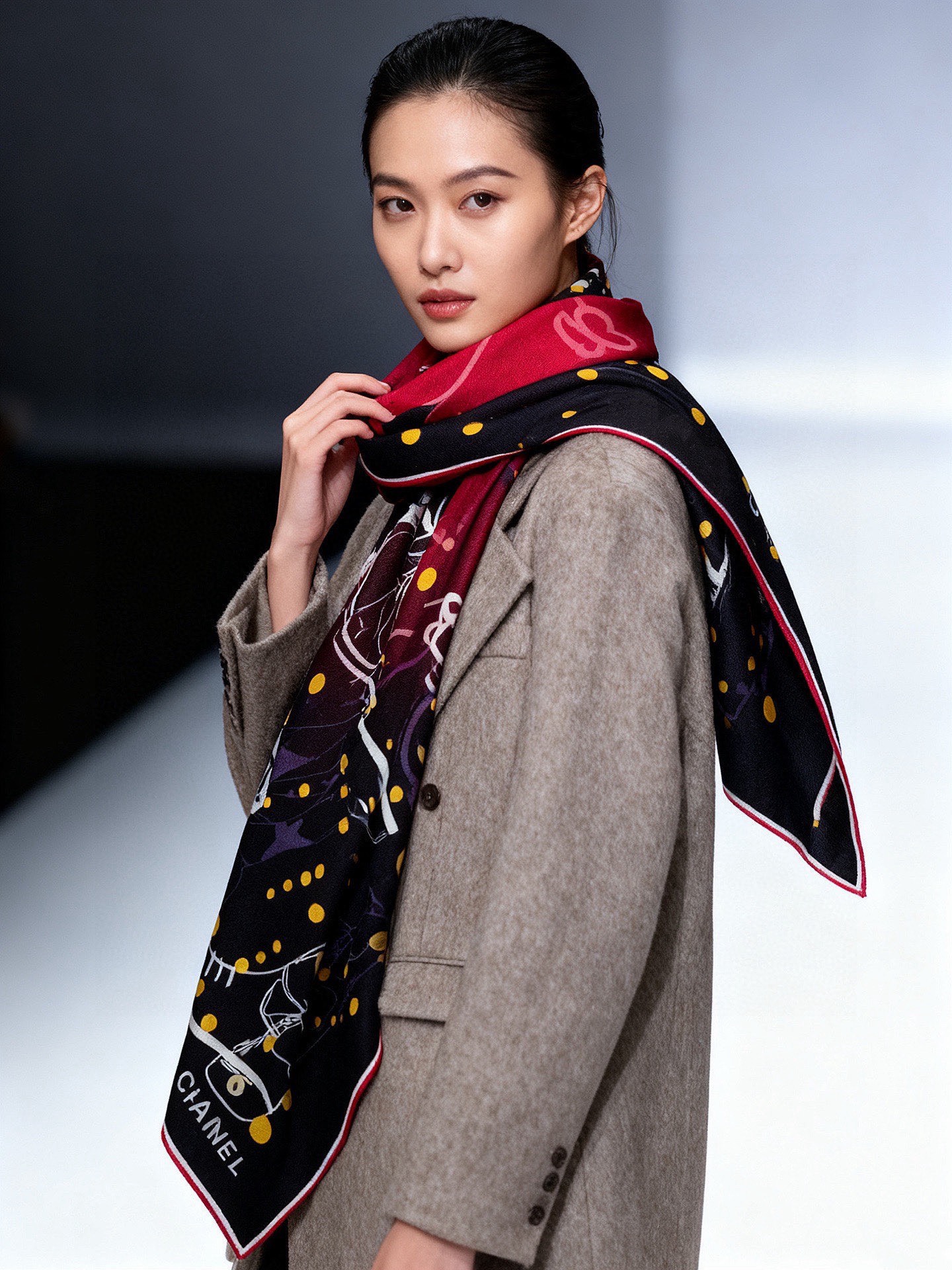 P230 2025秋冬高级成衣系列~Chanel
【140双面同色丝绒披肩】
此系列谱写一曲自由轻灵的赞歌
本系列作品创新演绎品牌的风格符号
尽显无拘无束的自信魅力
优雅浪漫的风格设计
成份:30%桑蚕丝70%羊绒
尺寸:135*135cm