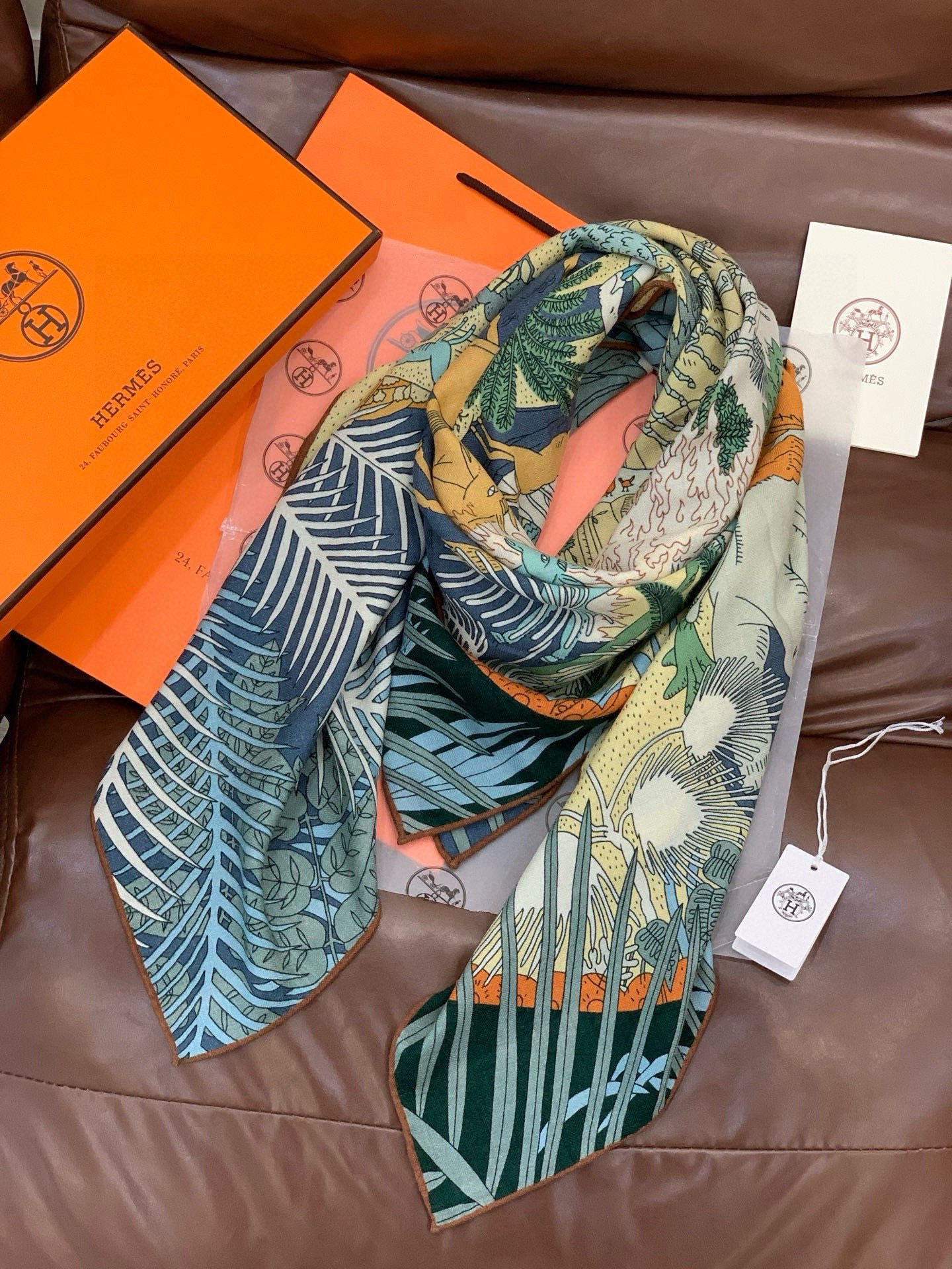 爱马仕～秋冬搭配利器❗️顶级双面同色真丝羊绒披肩！！1条等于2条】点睛精彩，图案和配色都超级喜欢，又一款