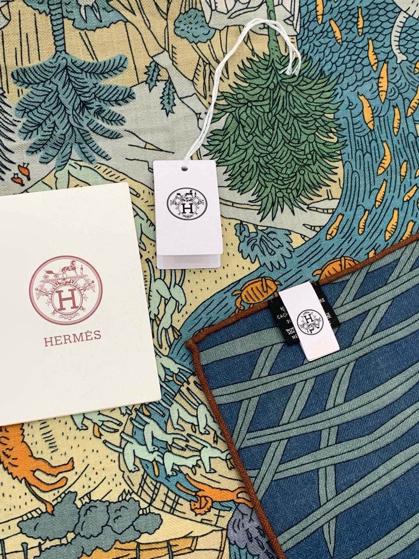 爱马仕～秋冬搭配利器❗️顶级双面同色真丝羊绒披肩！！1条等于2条】点睛精彩，图案和配色都超级喜欢，又一款