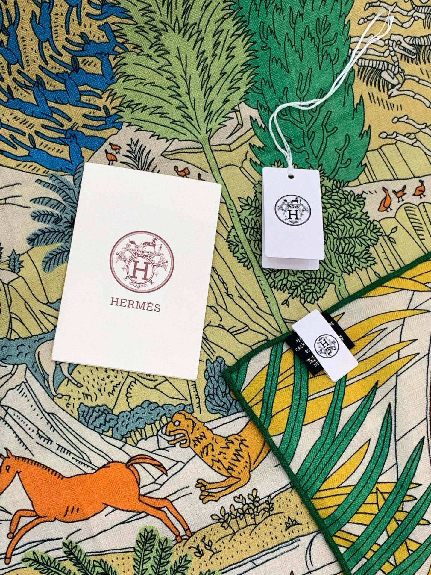 爱马仕～秋冬搭配利器❗️顶级双面同色真丝羊绒披肩！！1条等于2条】点睛精彩，图案和配色都超级喜欢，又一款