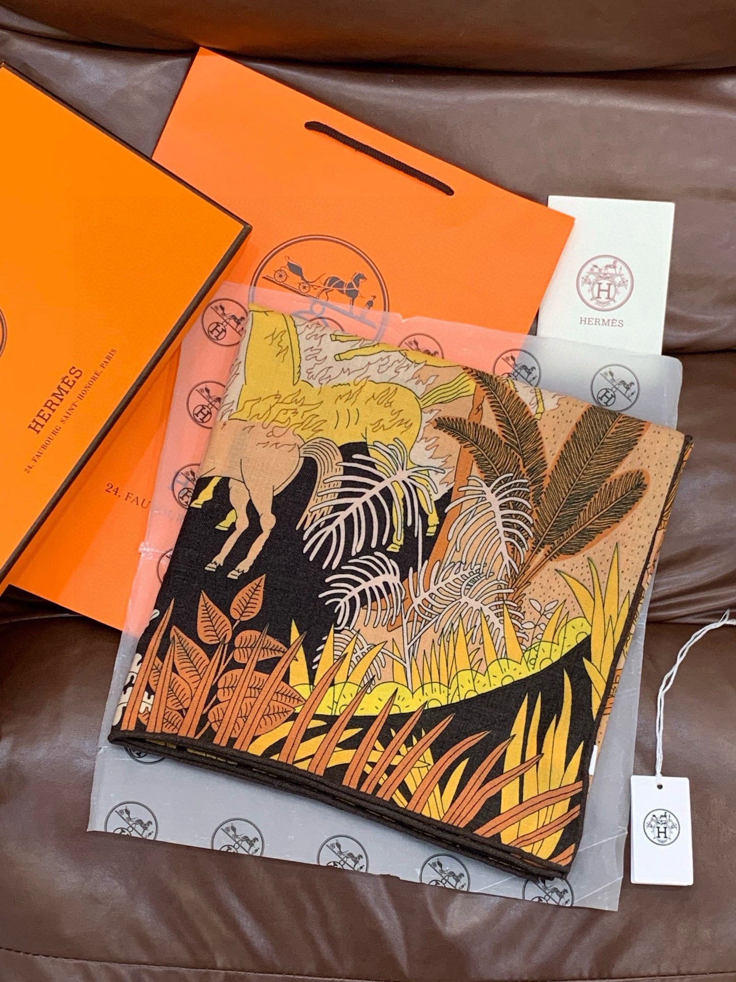 爱马仕～秋冬搭配利器❗️顶级双面同色真丝羊绒披肩！！1条等于2条】点睛精彩，图案和配色都超级喜欢，又一款