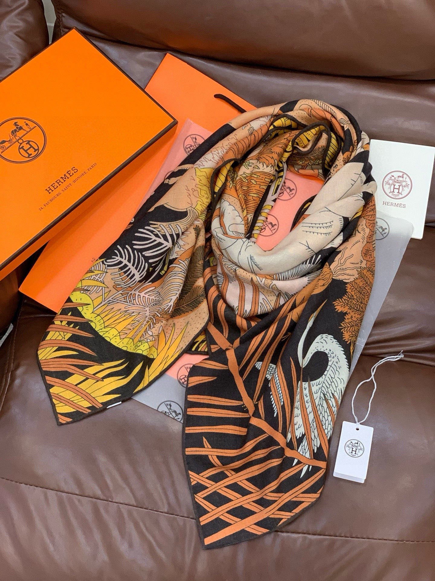 爱马仕～秋冬搭配利器❗️顶级双面同色真丝羊绒披肩！！1条等于2条】点睛精彩，图案和配色都超级喜欢，又一款