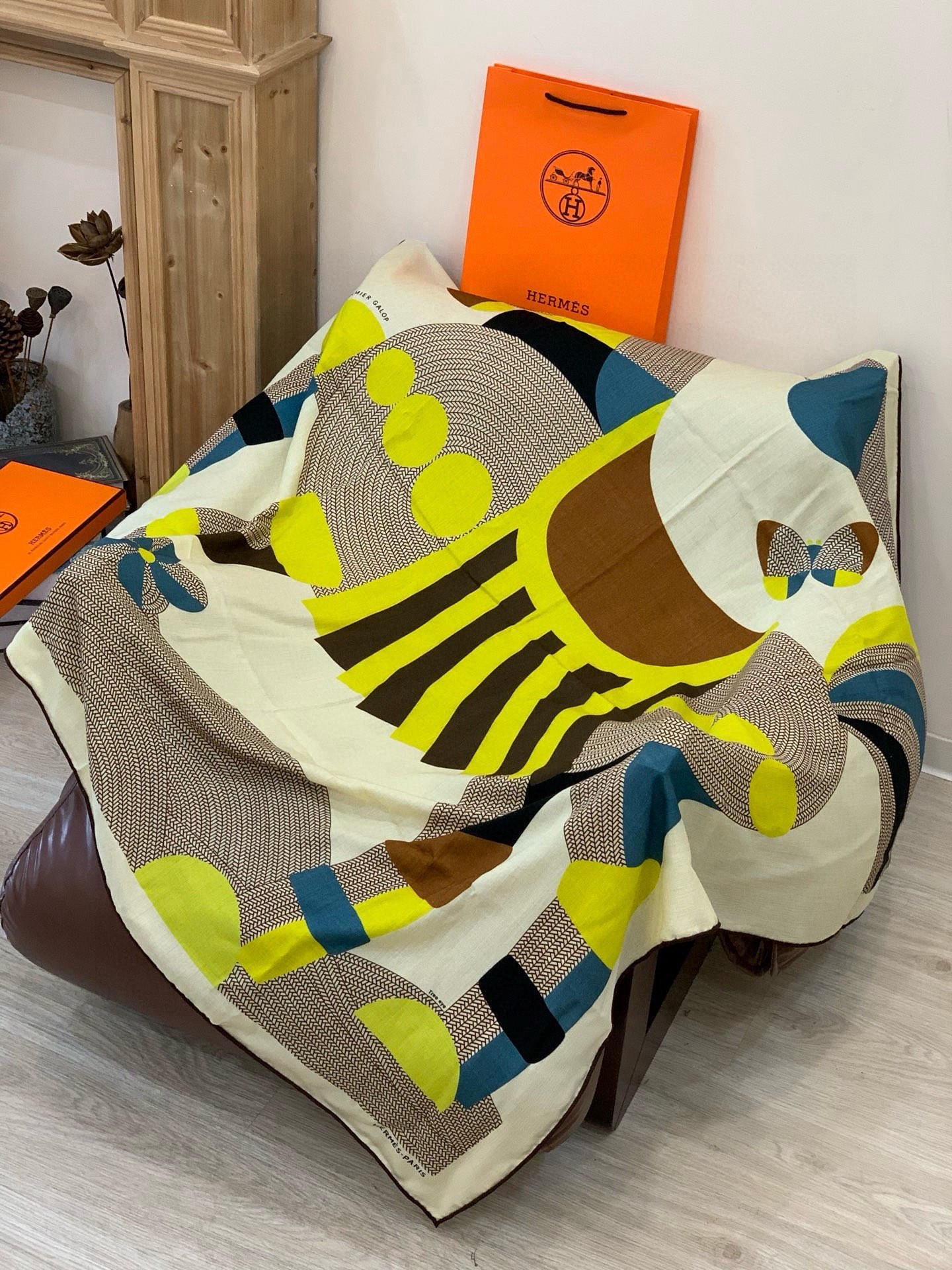 【140顶级丝羊绒双面同色披肩『骏马之城』！！超级气质！！】不仅美有其表，更有好品质与好细节的出彩内质！