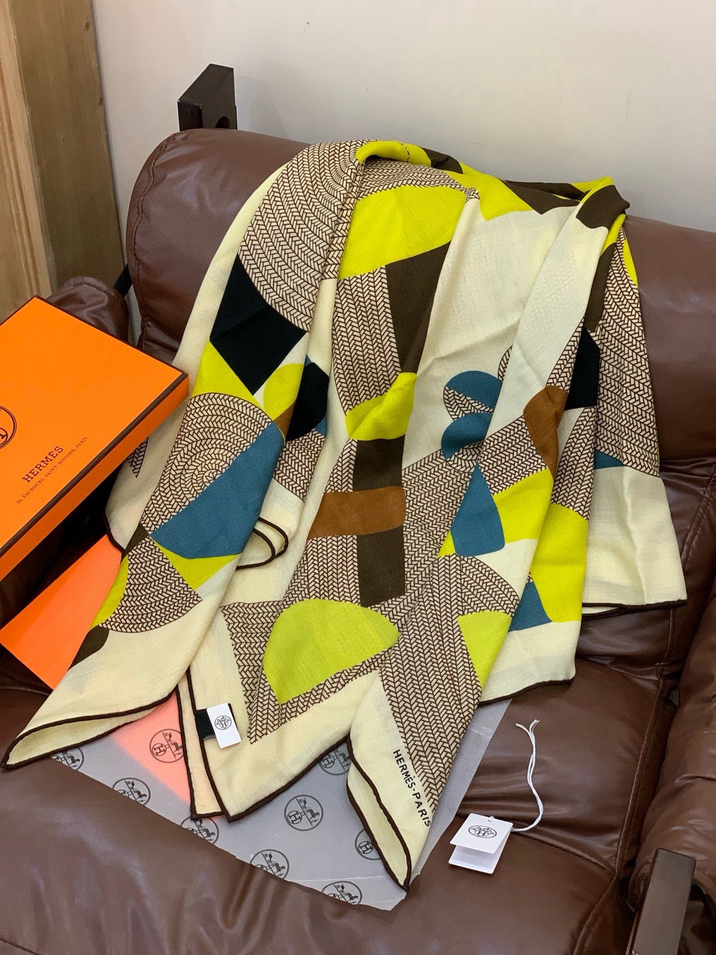 【140顶级丝羊绒双面同色披肩『骏马之城』！！超级气质！！】不仅美有其表，更有好品质与好细节的出彩内质！