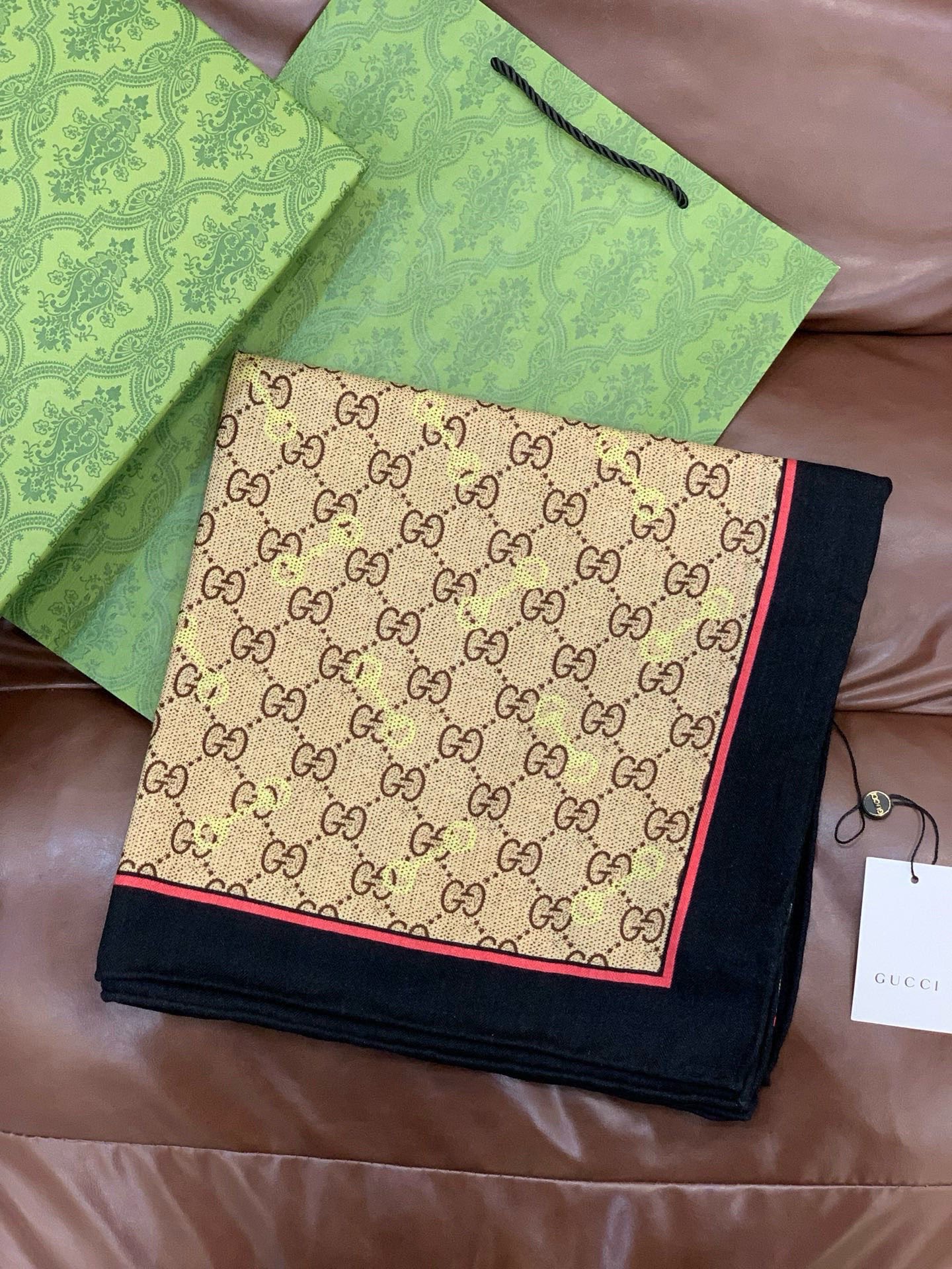 Gucci~140双面丝绒披肩马衔扣细节和GG图案以精致色调匠心呈献，意在向品牌与马术世界的深厚渊源致敬