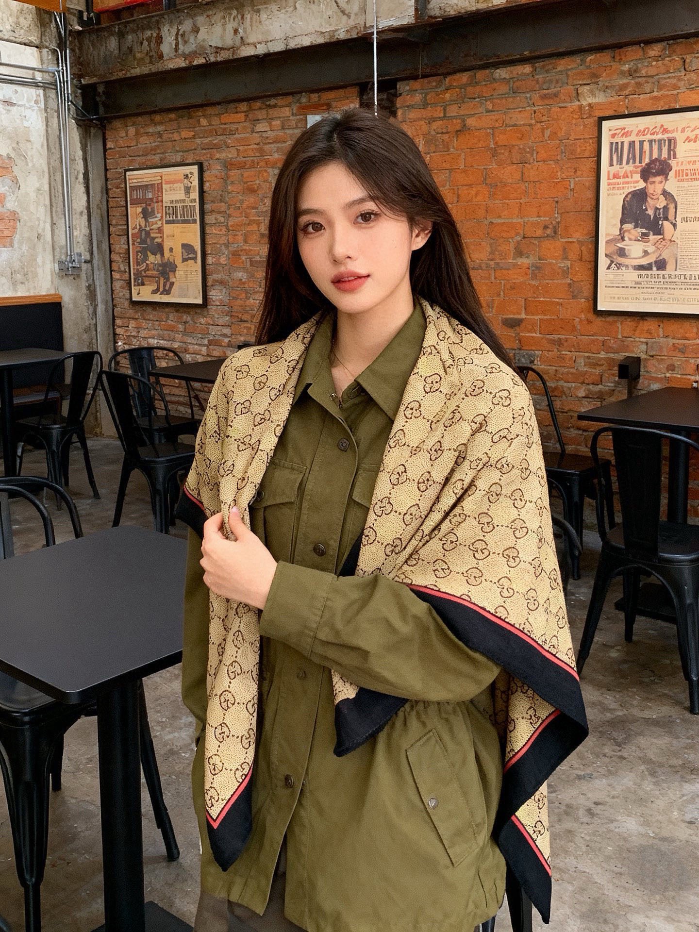 Gucci~140双面丝绒披肩马衔扣细节和GG图案以精致色调匠心呈献，意在向品牌与马术世界的深厚渊源致敬