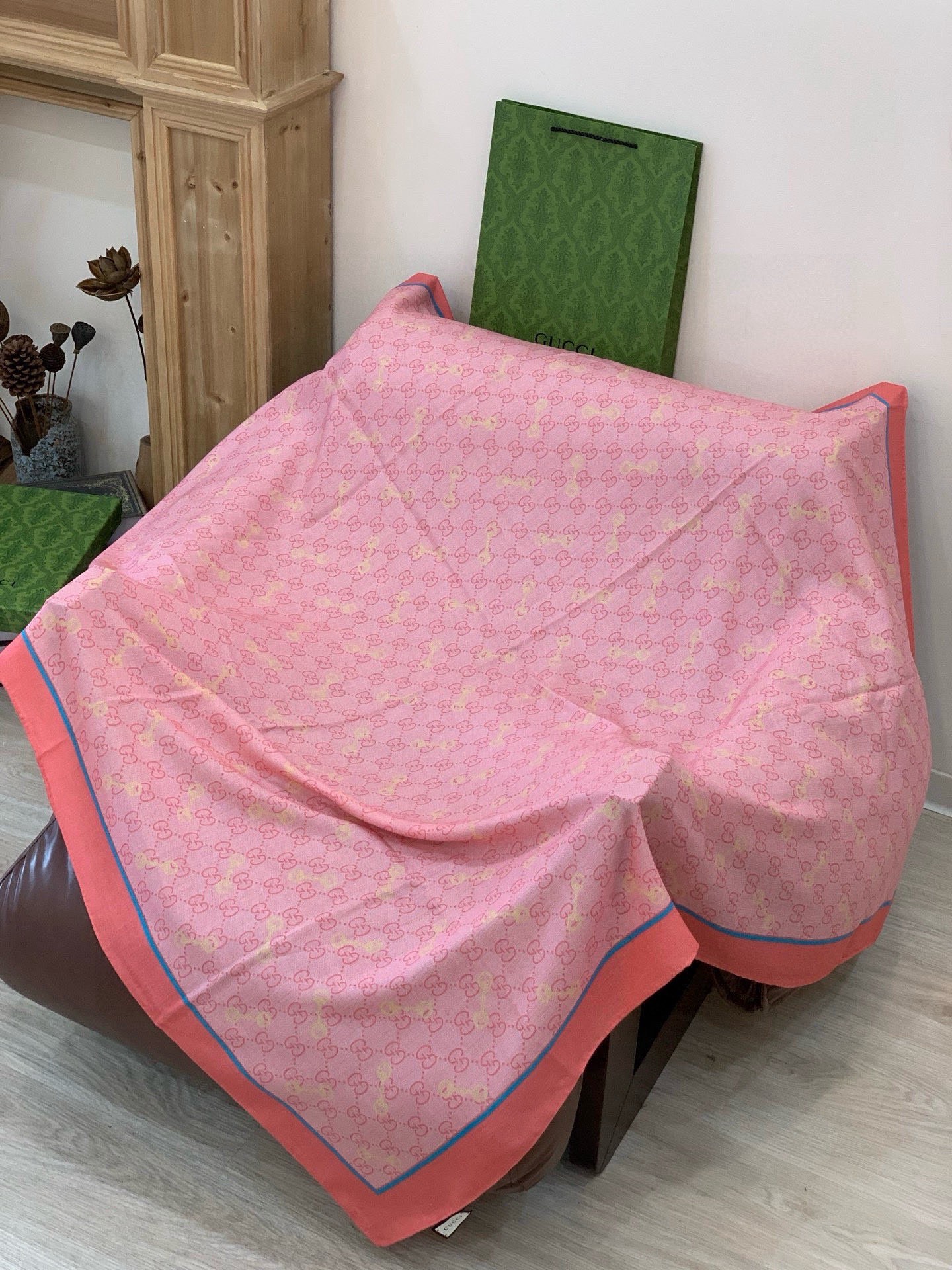 Gucci~140双面丝绒披肩马衔扣细节和GG图案以精致色调匠心呈献，意在向品牌与马术世界的深厚渊源致敬